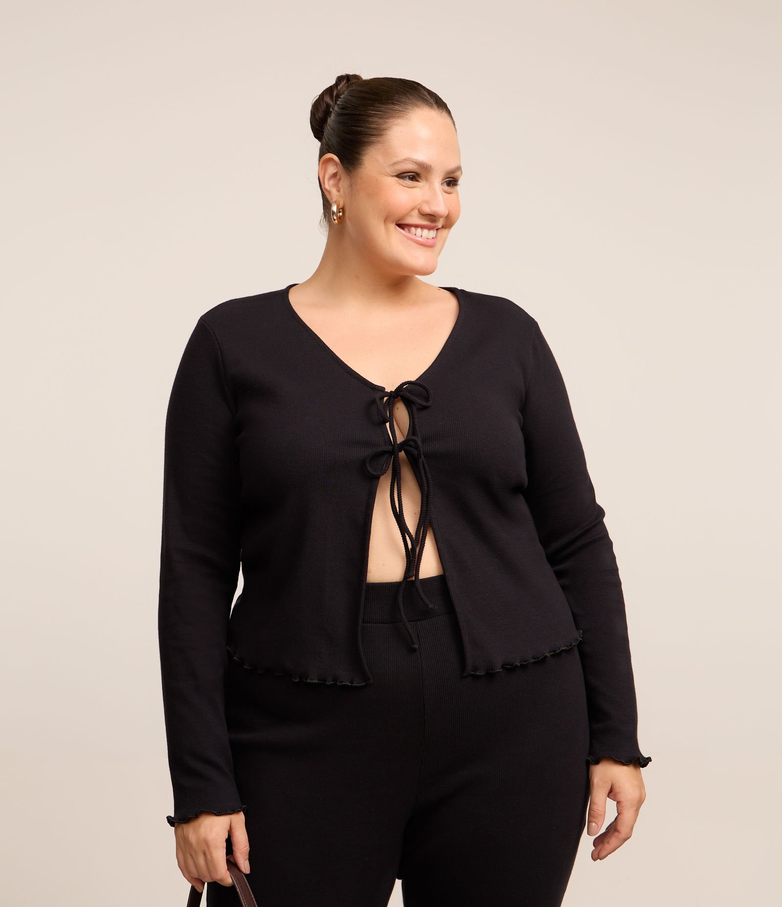 Blusa em Ribana com Amarração Barra Picot Curve & Plus Size Preto 1