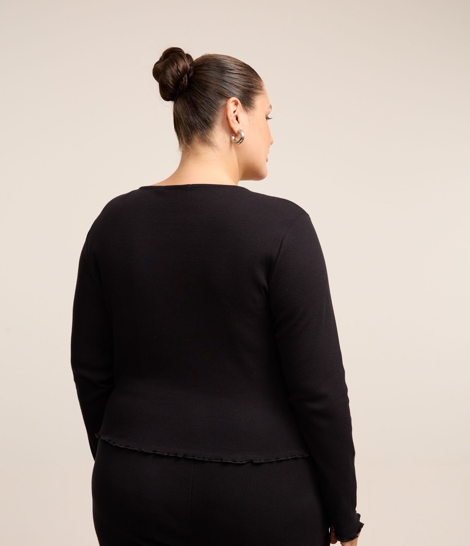 Blusa em Ribana com Amarração Barra Picot Curve & Plus Size Preto 3