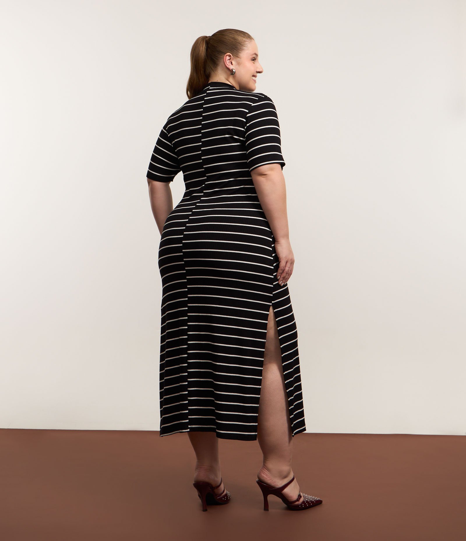 Vestido Midi Canelado em Ribana com Listras Curve & Plus Size Preto/Branco 2