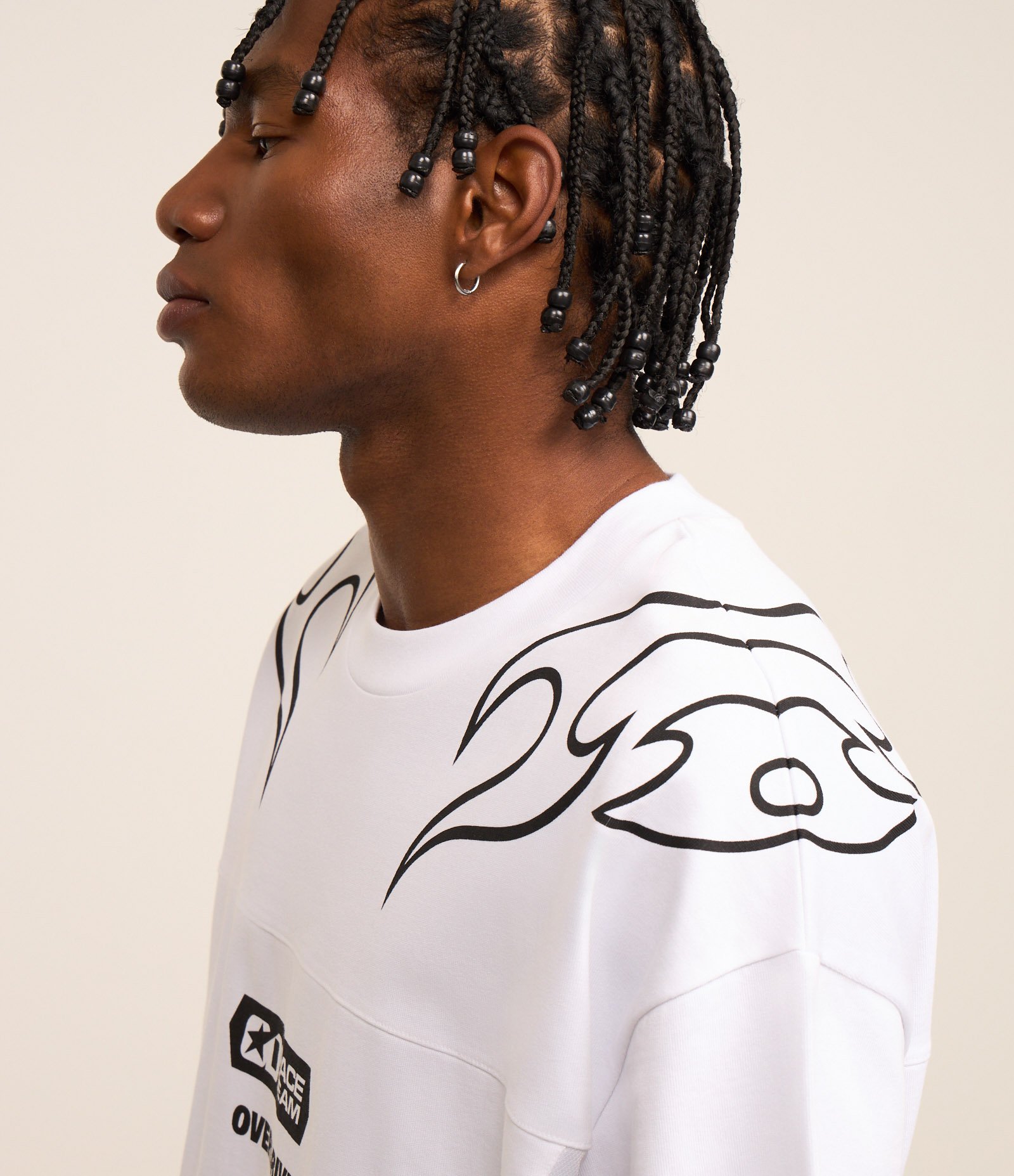 Camiseta Oversized em Malhão com Estampa Lettering e Tribal de Chamas Branco 4