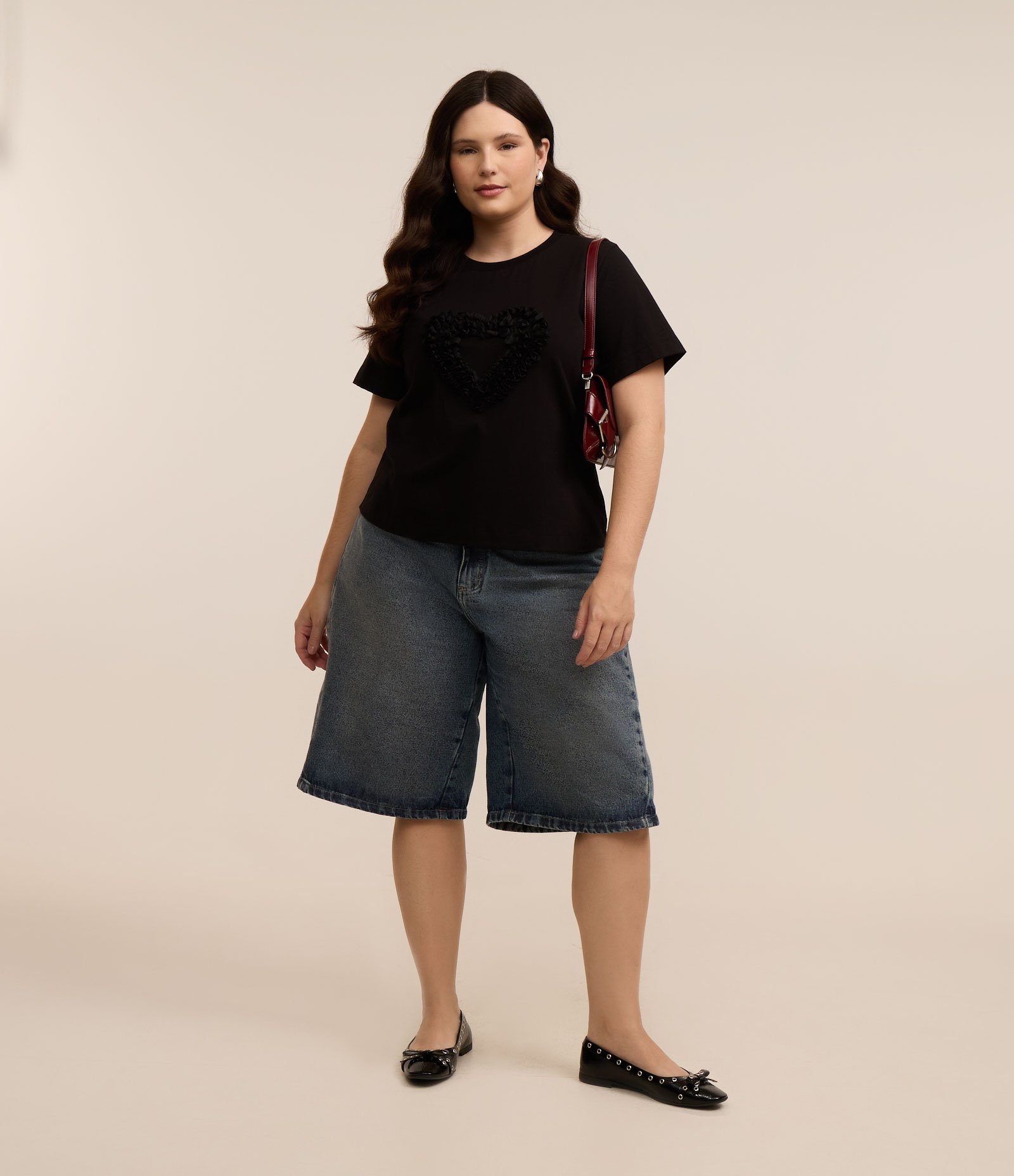 Camiseta T-shirt com Coração Aplicado Curve & Plus Size Preto 2