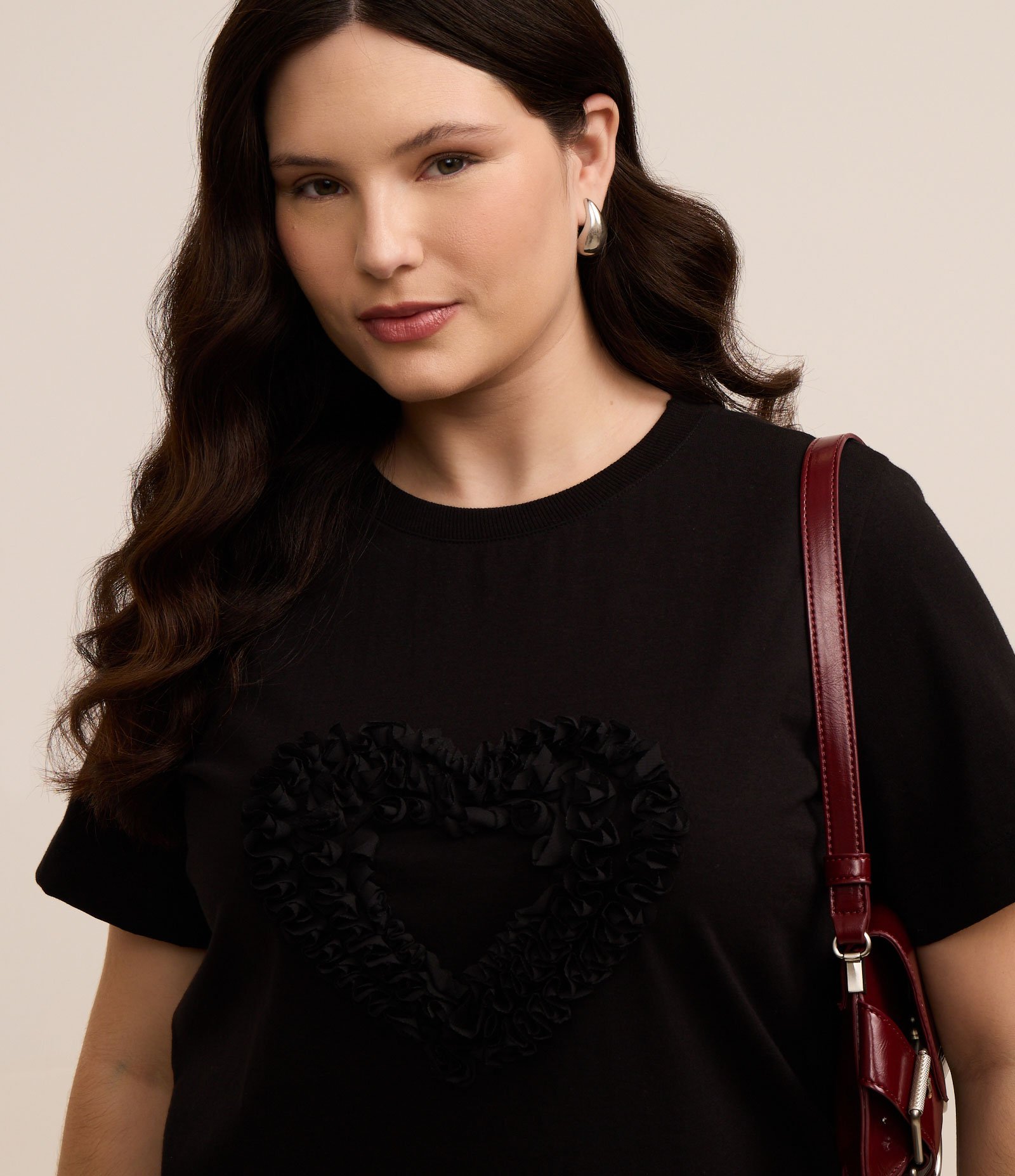 Camiseta T-shirt com Coração Aplicado Curve & Plus Size Preto 3
