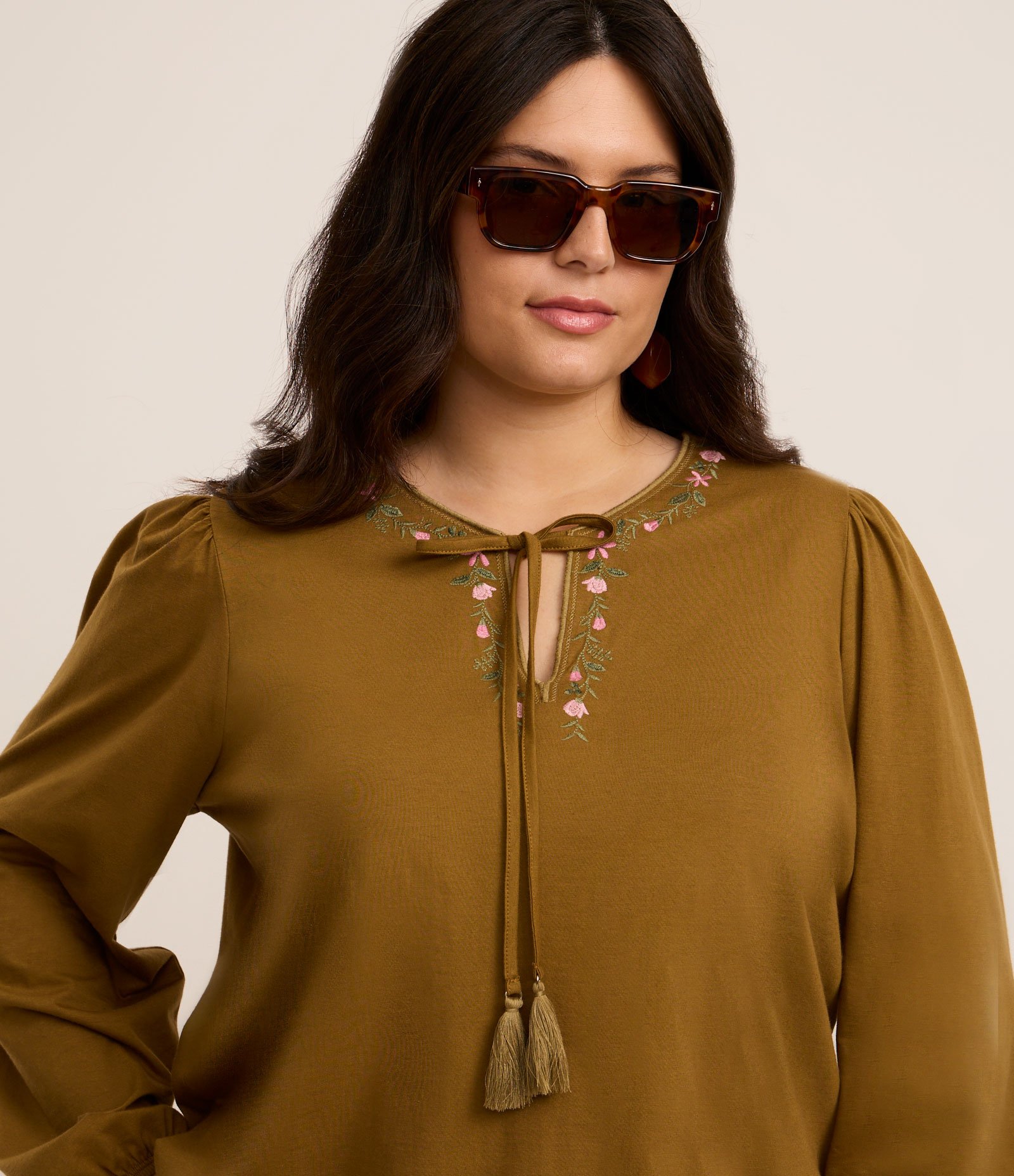 Camisa Bordado de Flor na Gola e Amarração Curve & Plus Size Marrom 1