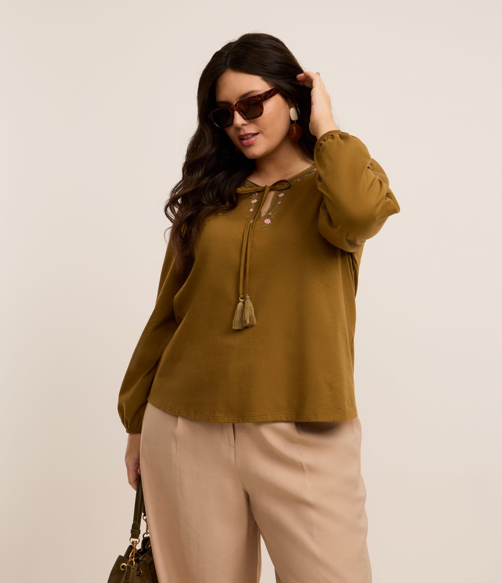 Camisa Bordado de Flor na Gola e Amarração Curve & Plus Size Marrom 2