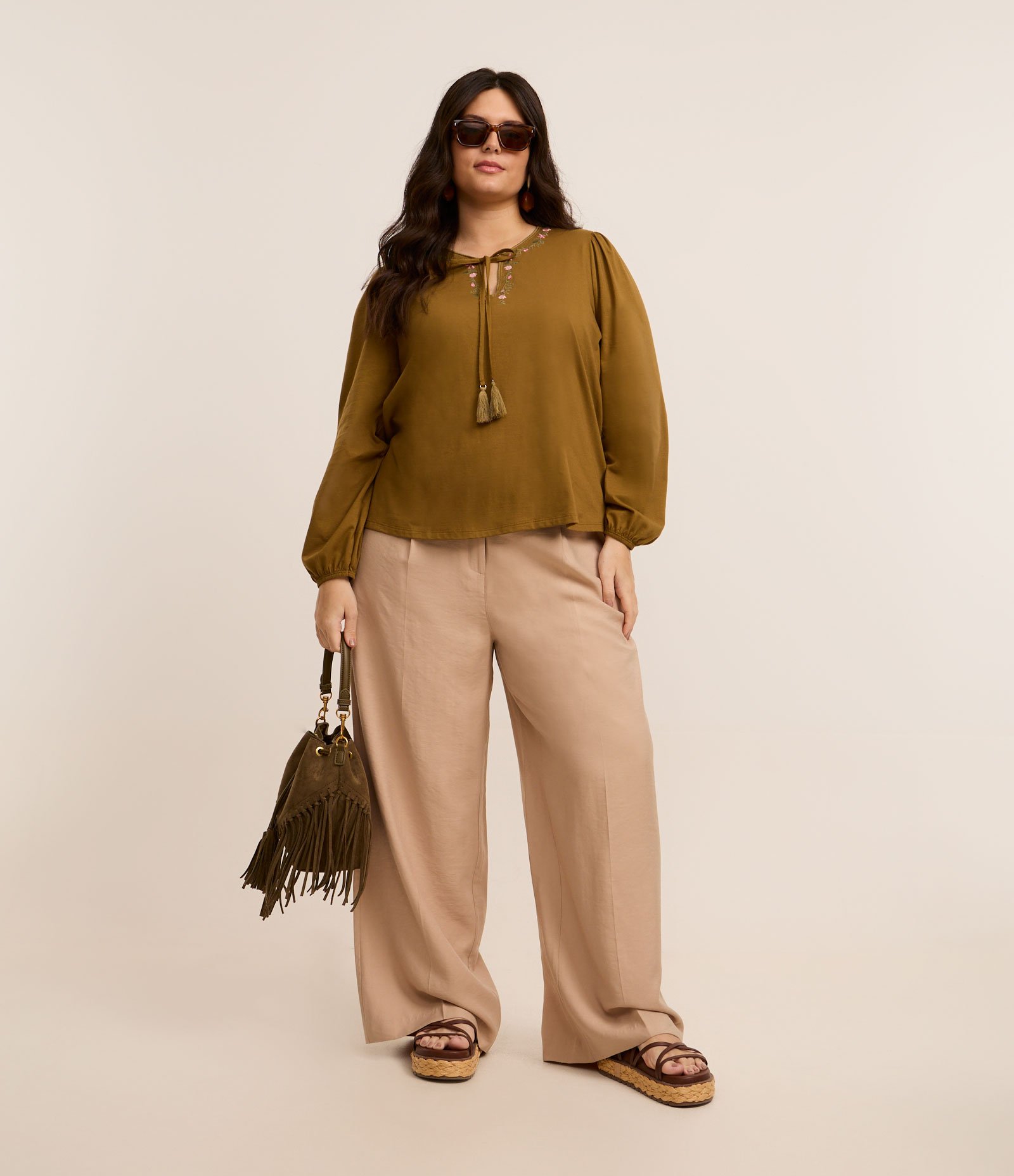 Camisa Bordado de Flor na Gola e Amarração Curve & Plus Size Marrom 3