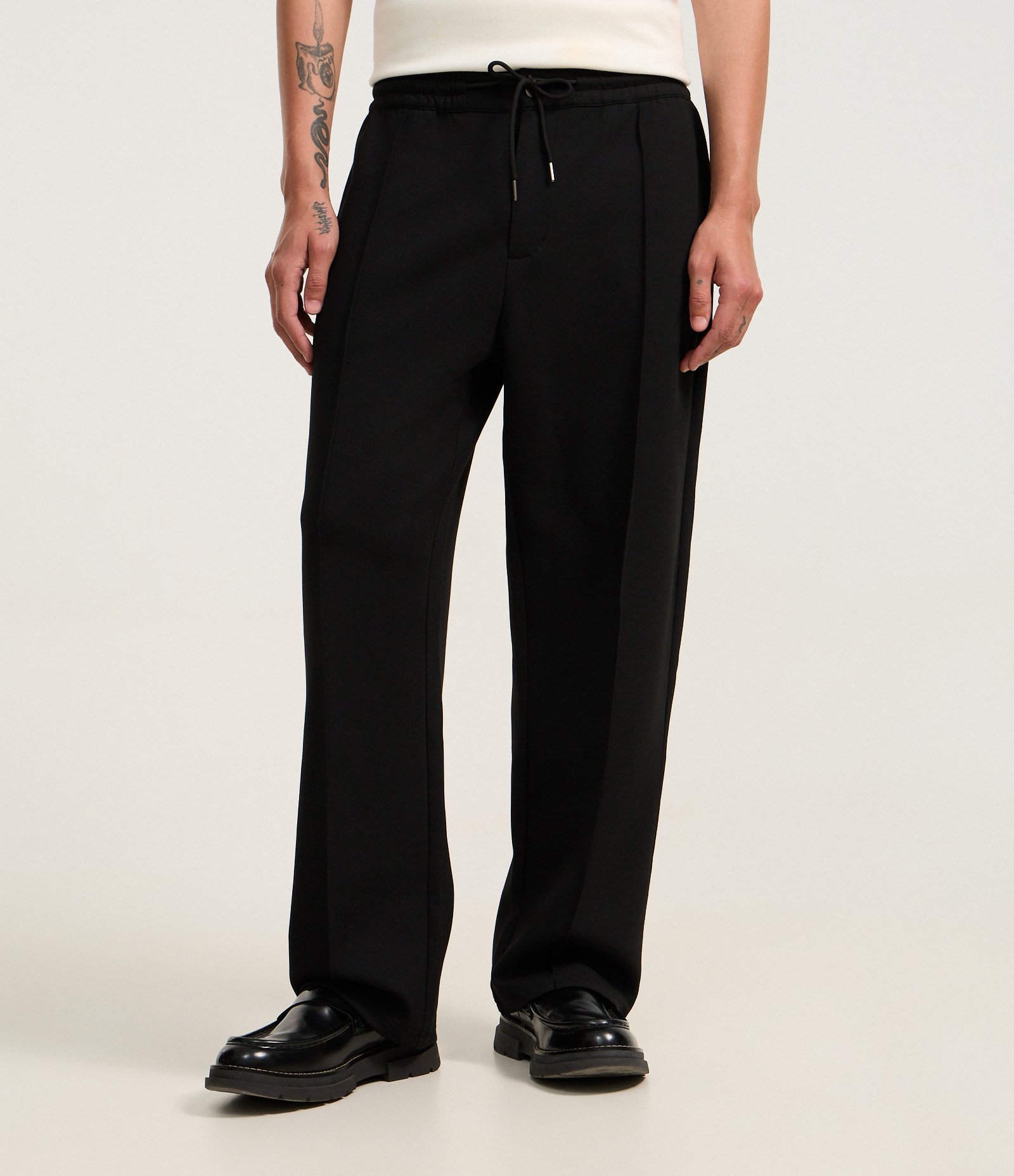 Calça em Alfaiataria com Cós Elástico e Cordão Preto 2