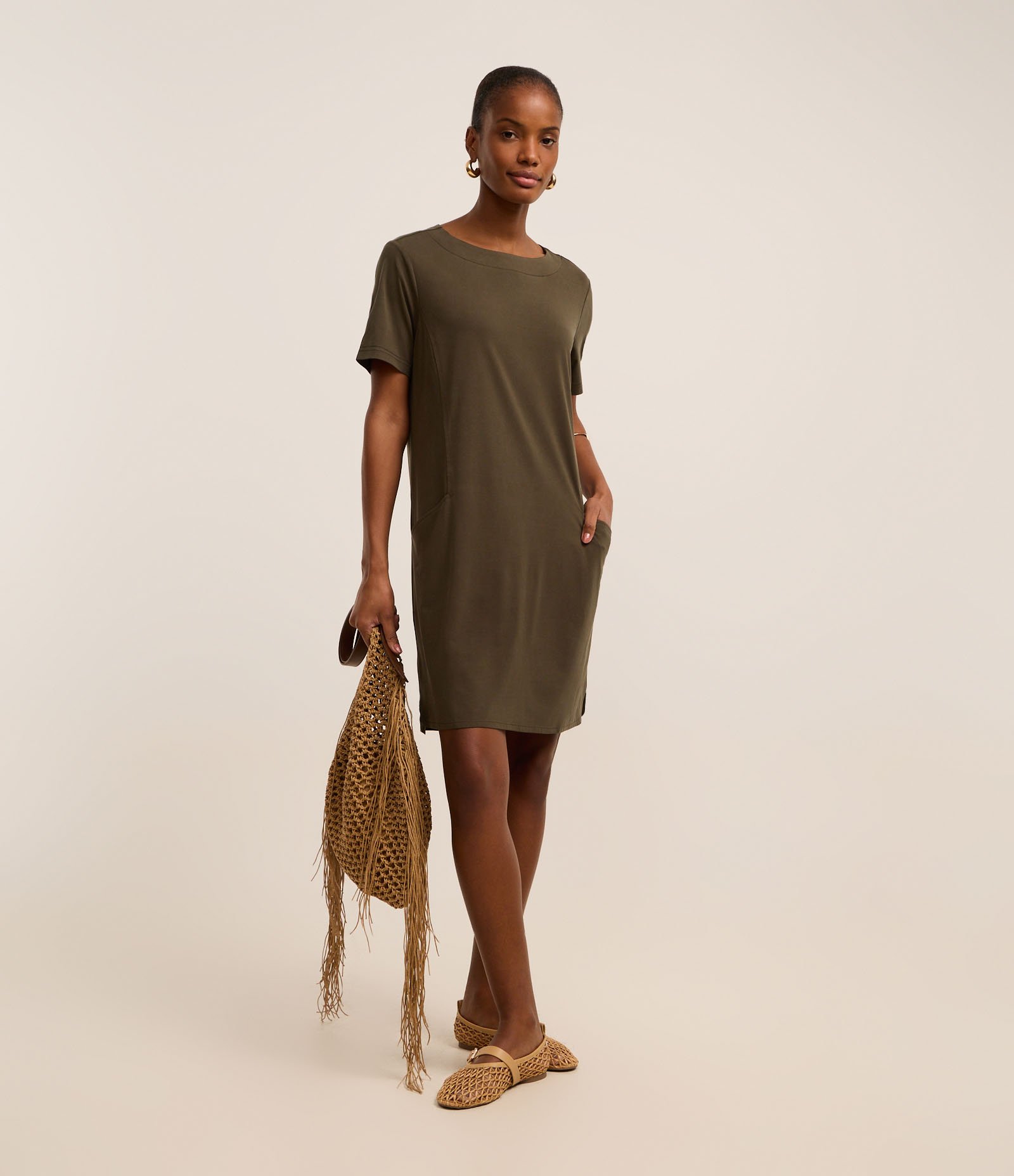 Vestido T-shirt Curto em Viscose com Bolsos Laterais Verde Militar 2