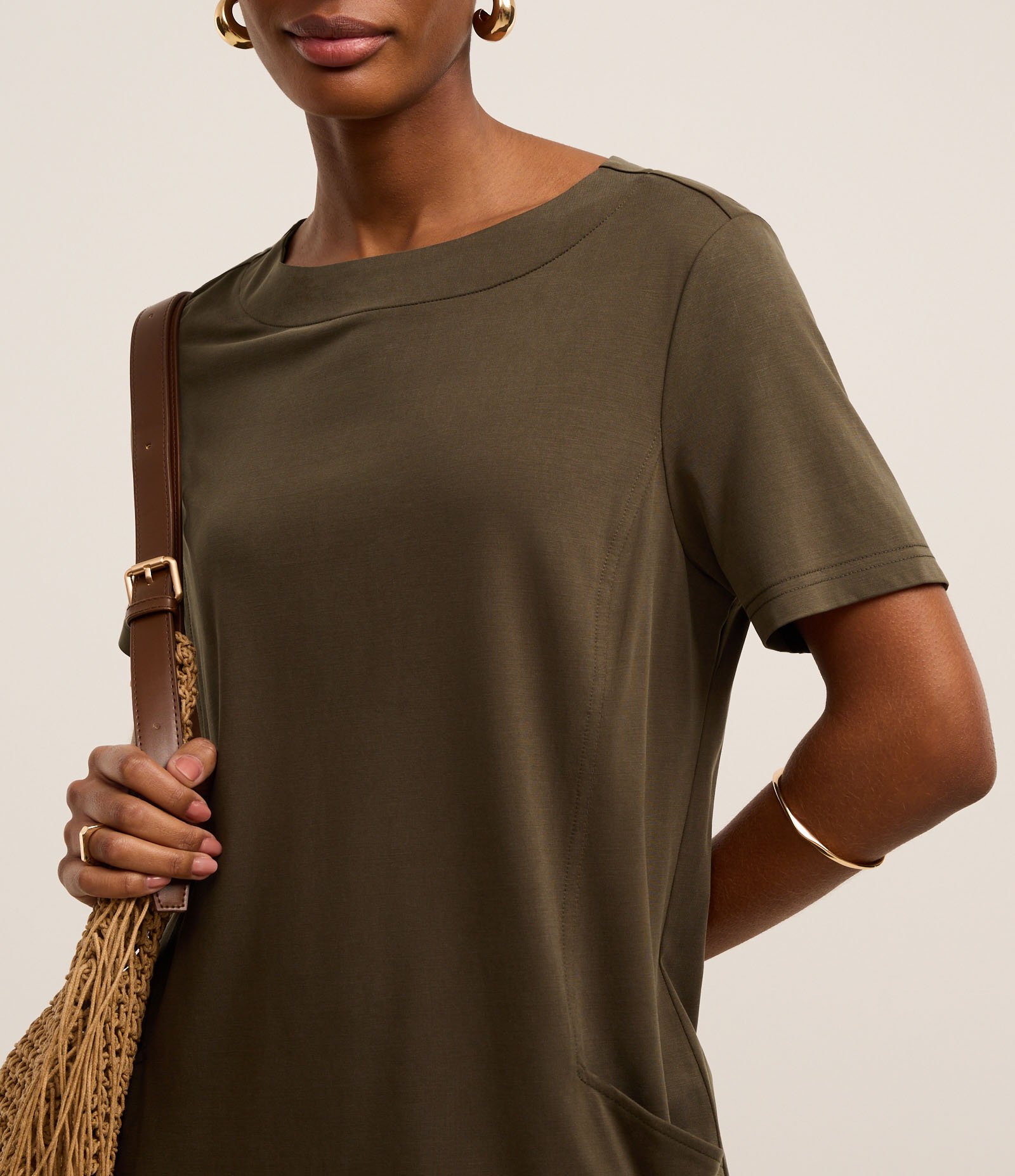 Vestido T-shirt Curto em Viscose com Bolsos Laterais Verde Militar 3
