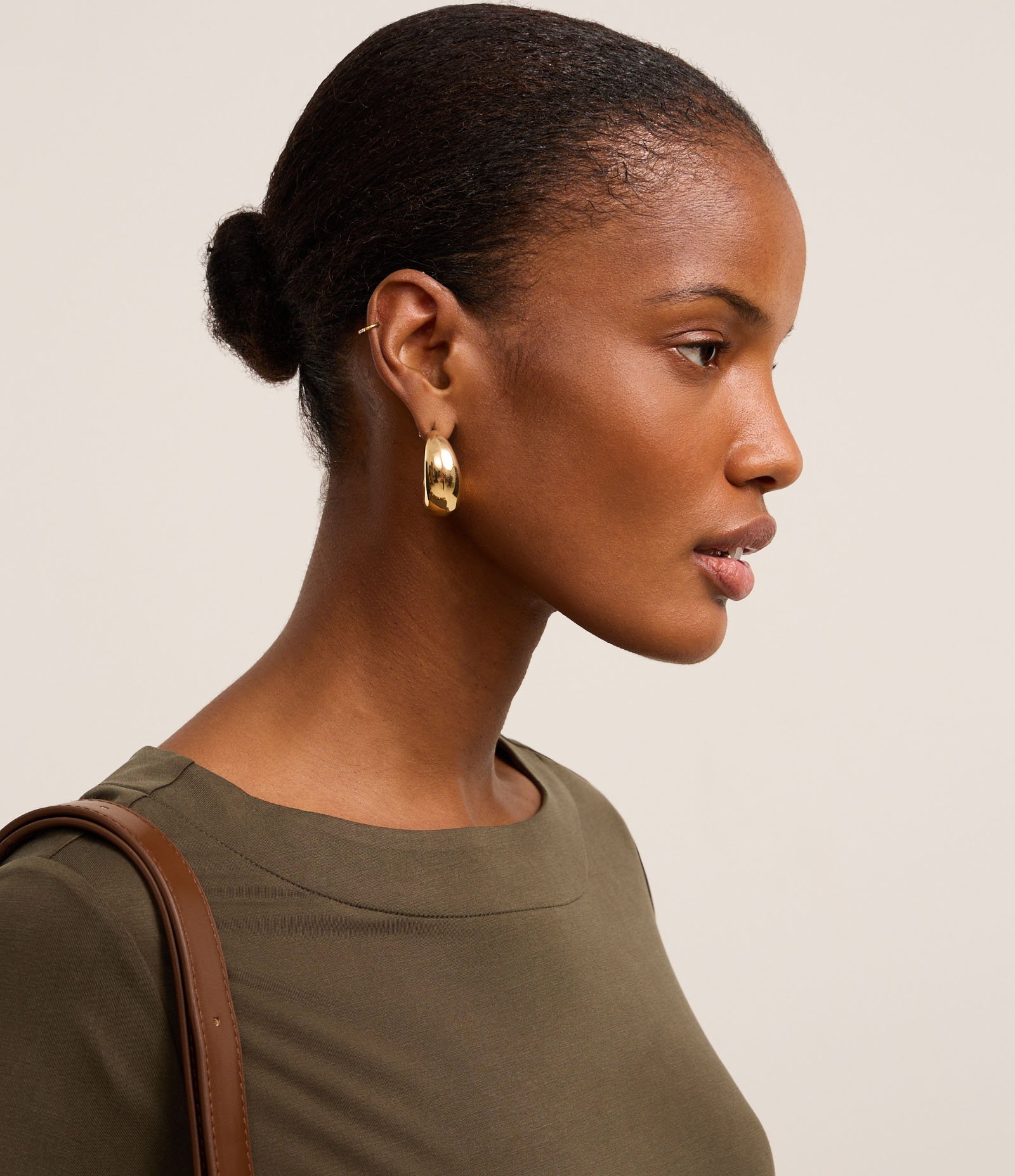 Vestido T-shirt Curto em Viscose com Bolsos Laterais Verde Militar 4