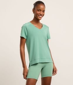 Camiseta Esportiva em Microfibra Furadinha com Barra Mullet