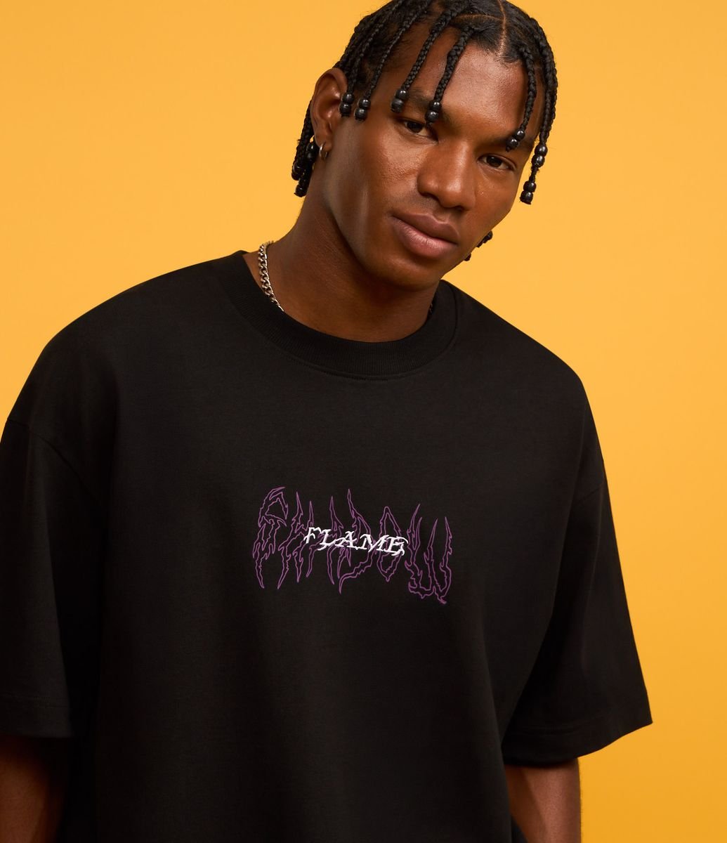 Camiseta Oversized em Malhão com Estampa Tribal Preto