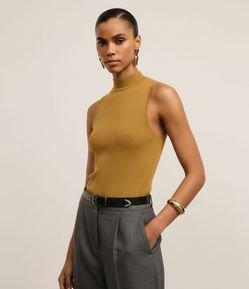 Blusa em Tricô com Golinha e Textura Canelada