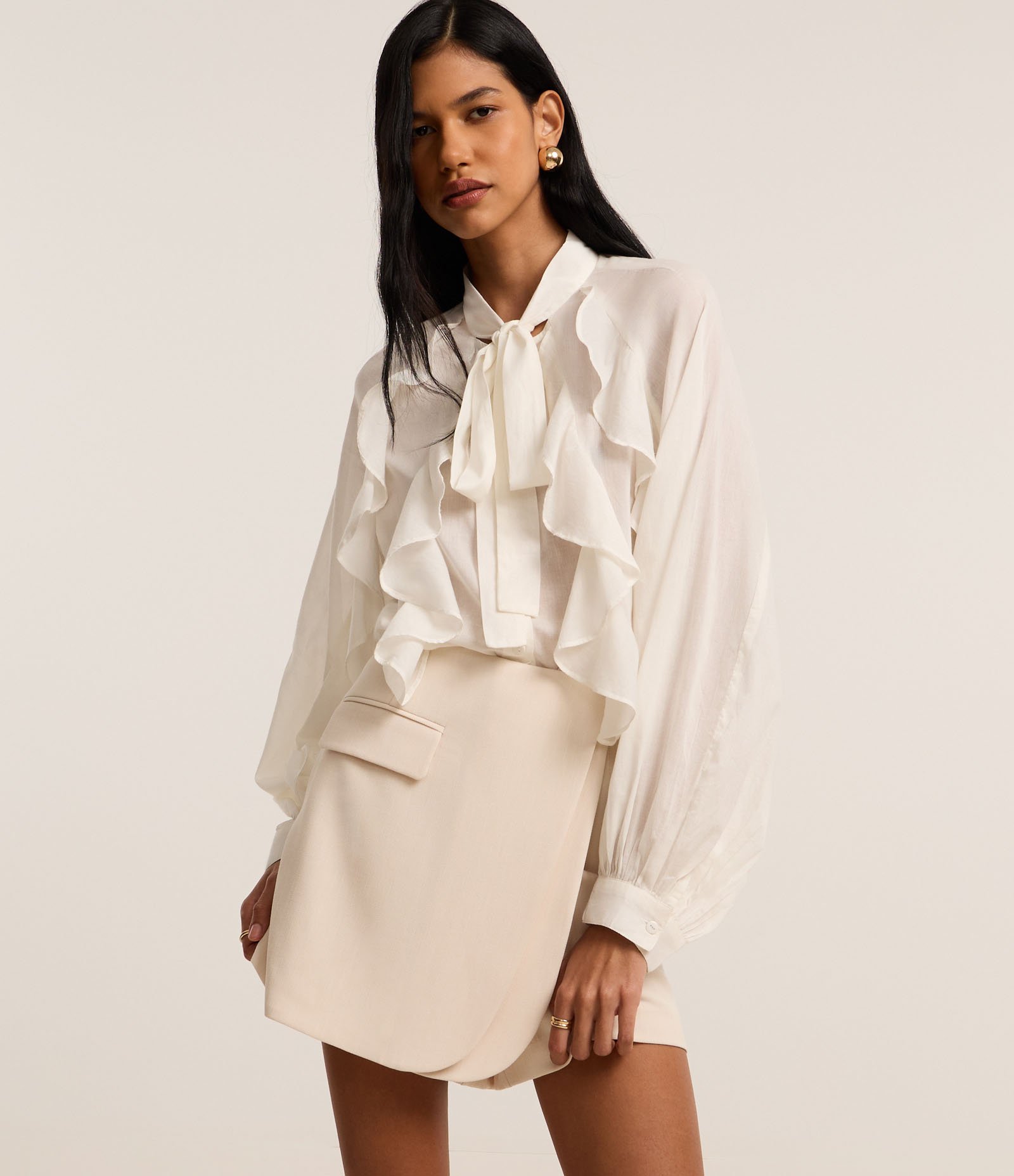 Short Saia Alfaiatado com Textura Maquinetada e Detalhe Camadas Bege 2