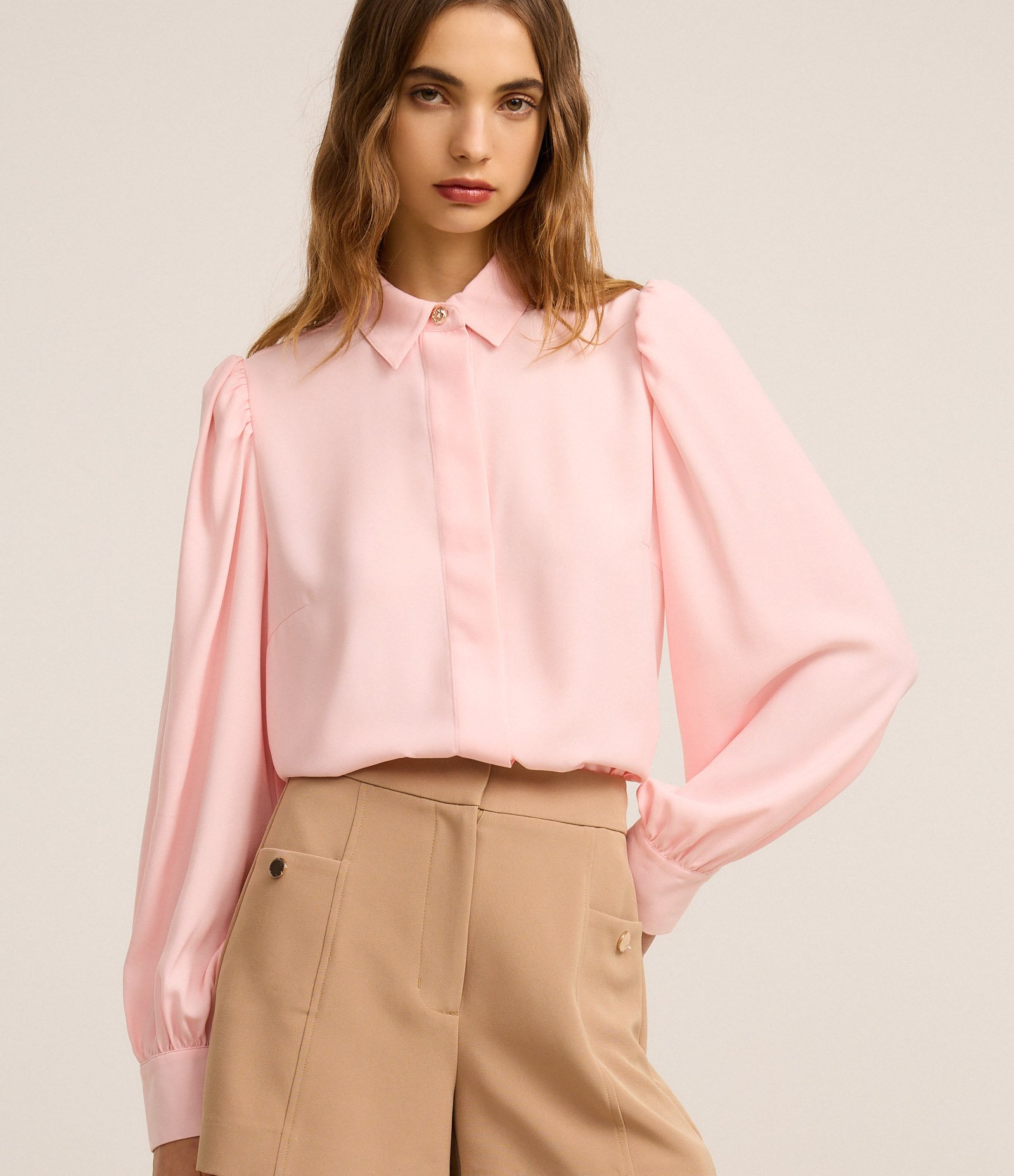 Camisa em Crepe com Botão Diferenciado e Manga Bufante Pêssego 1