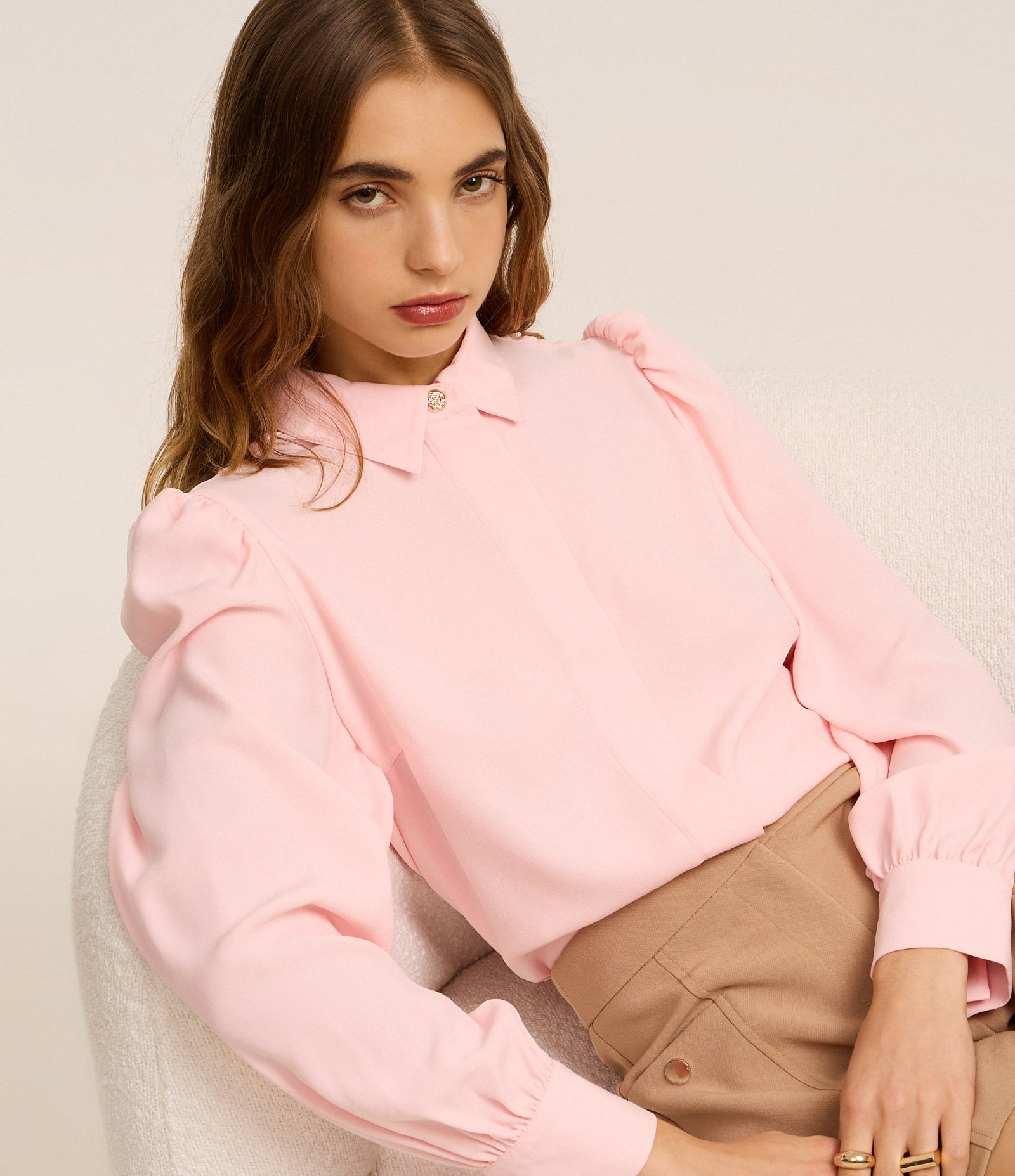 Camisa em Crepe com Botão Diferenciado e Manga Bufante Pêssego 4