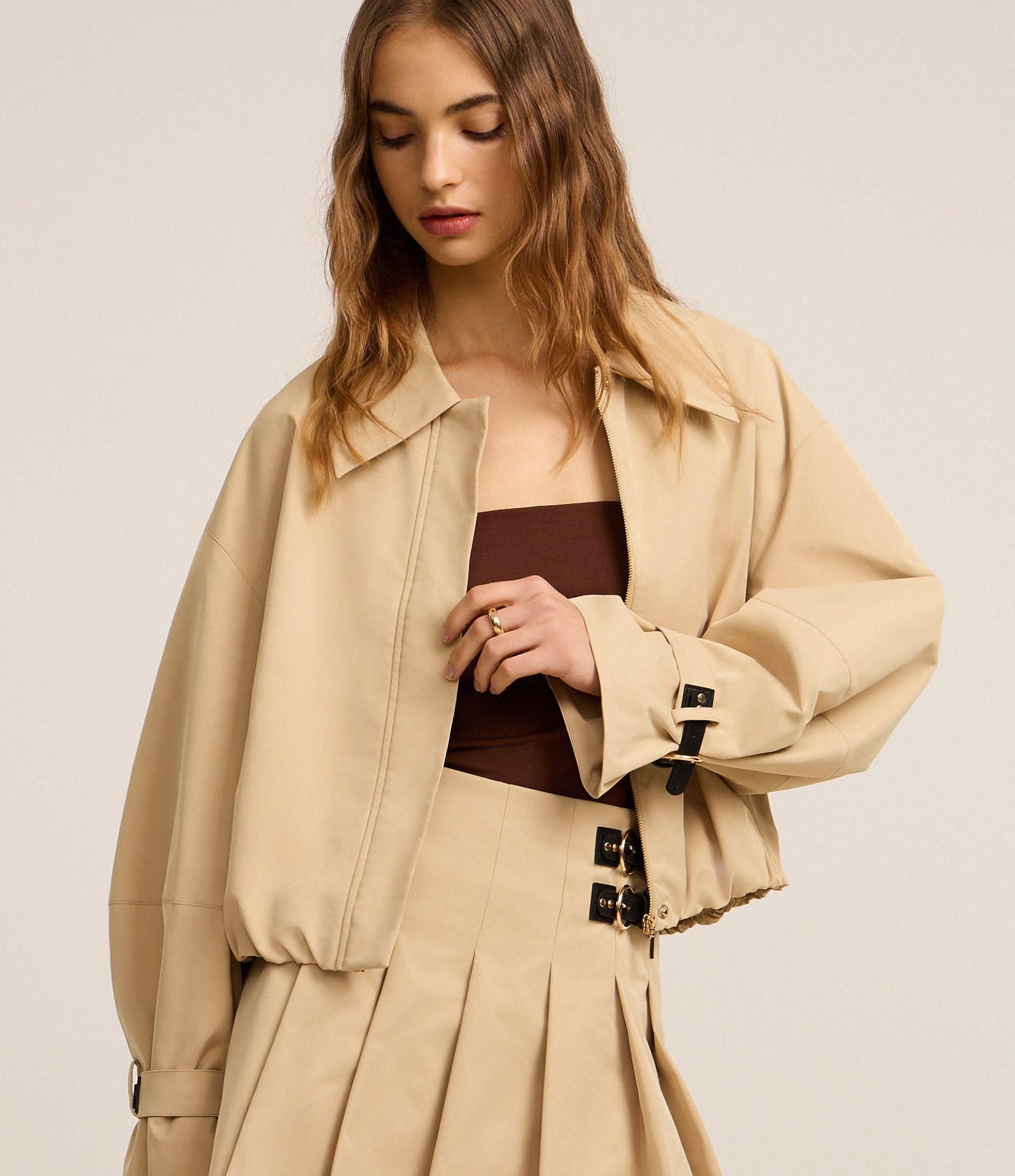 Jaqueta Bomber Cropped em Gabardine com Fivela no Punho Bege 1