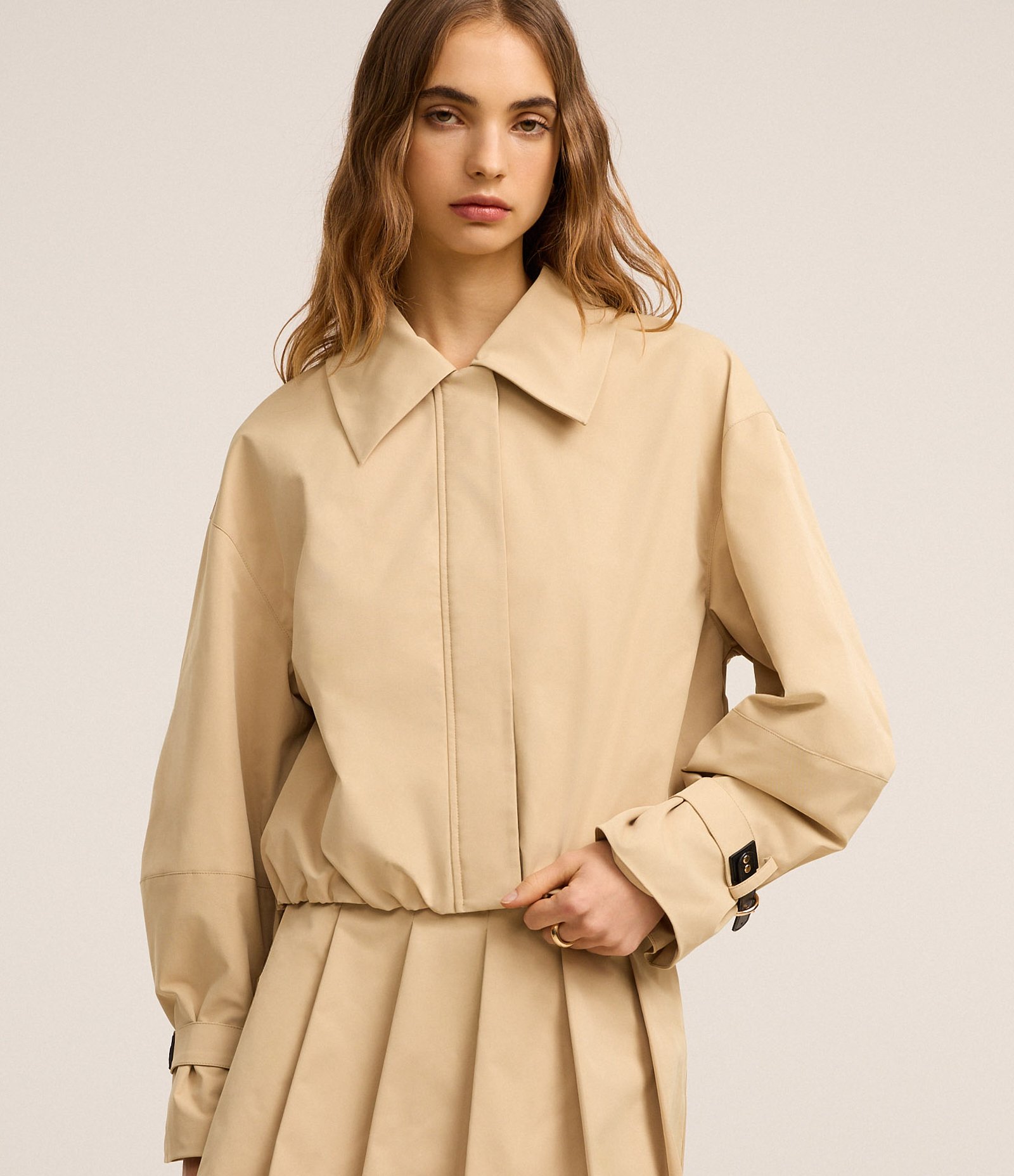 Jaqueta Bomber Cropped em Gabardine com Fivela no Punho Bege 3