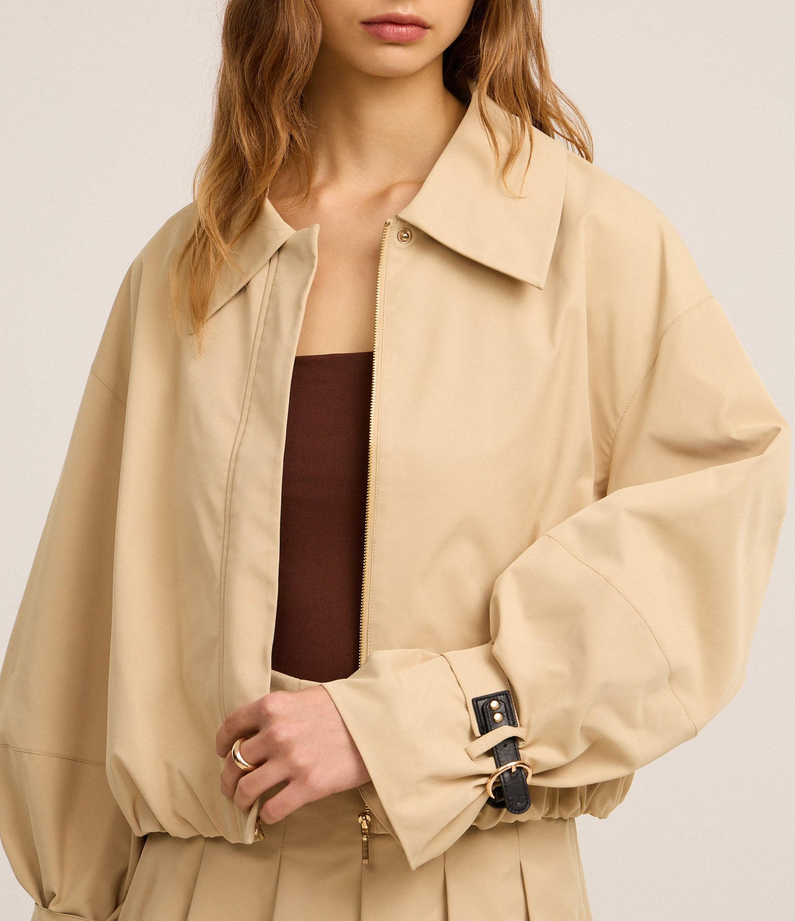 Jaqueta Bomber Cropped em Gabardine com Fivela no Punho Bege 4
