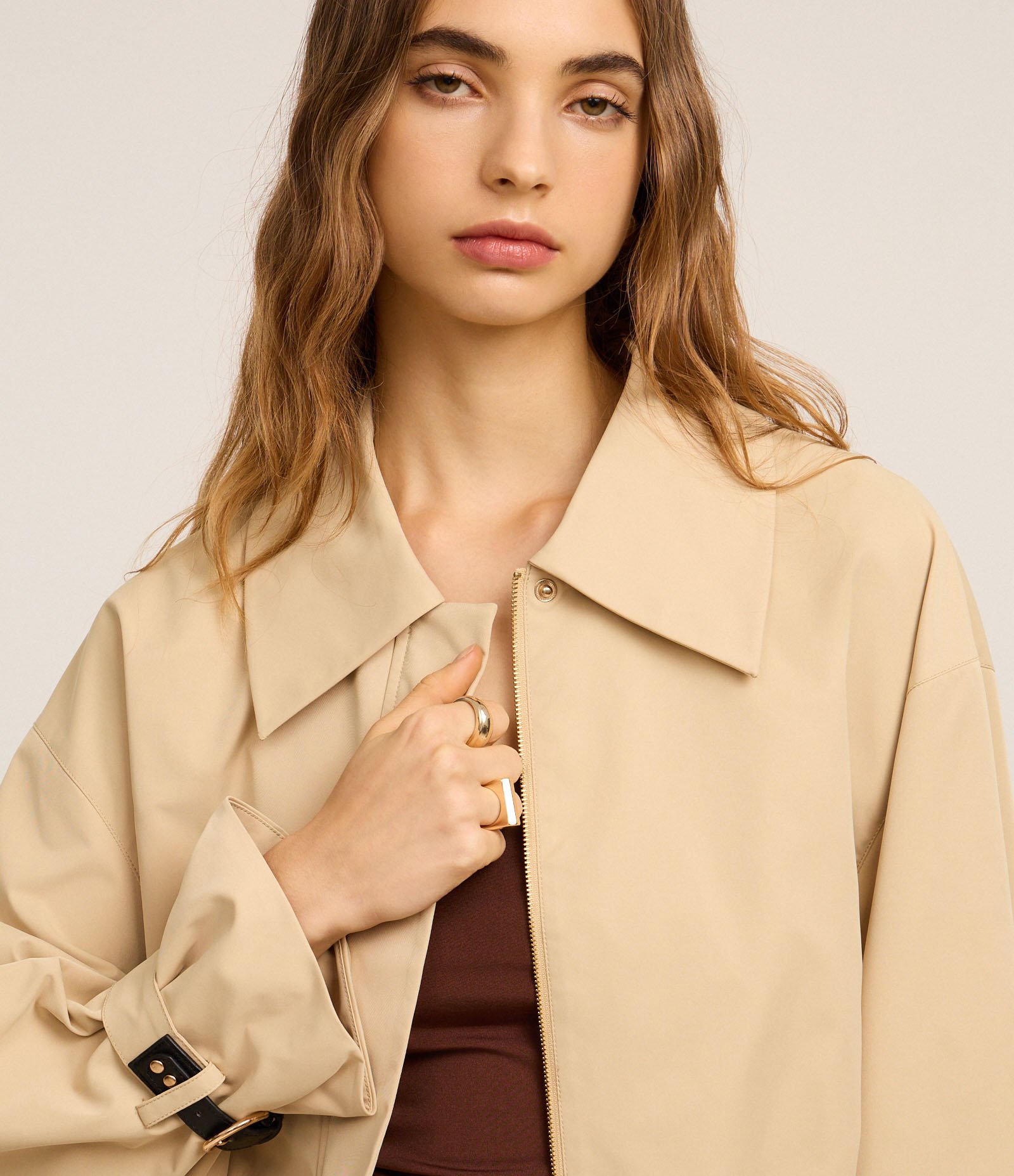 Jaqueta Bomber Cropped em Gabardine com Fivela no Punho Bege 5