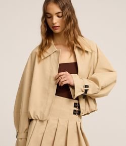 Jaqueta Bomber Cropped em Gabardine com Fivela no Punho