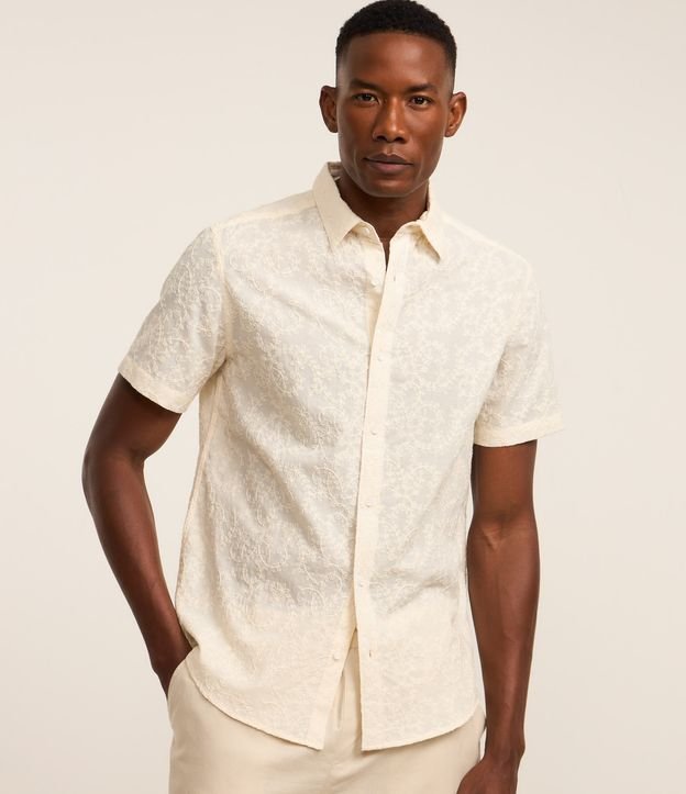 Camisa Regular em Algodão com Estampa Bordada de Flores
