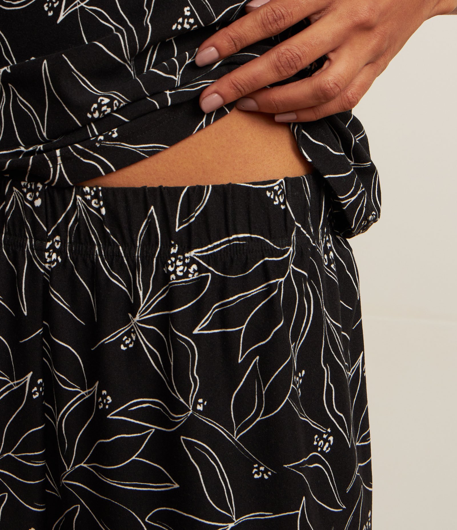 Pijama Short Doll Alcinha em Malha com Toque Suave e Estampa Folhagens Preto 3