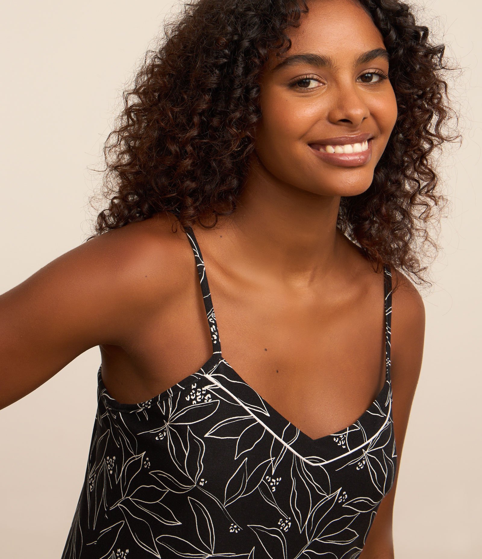 Pijama Short Doll Alcinha em Malha com Toque Suave e Estampa Folhagens Preto 3