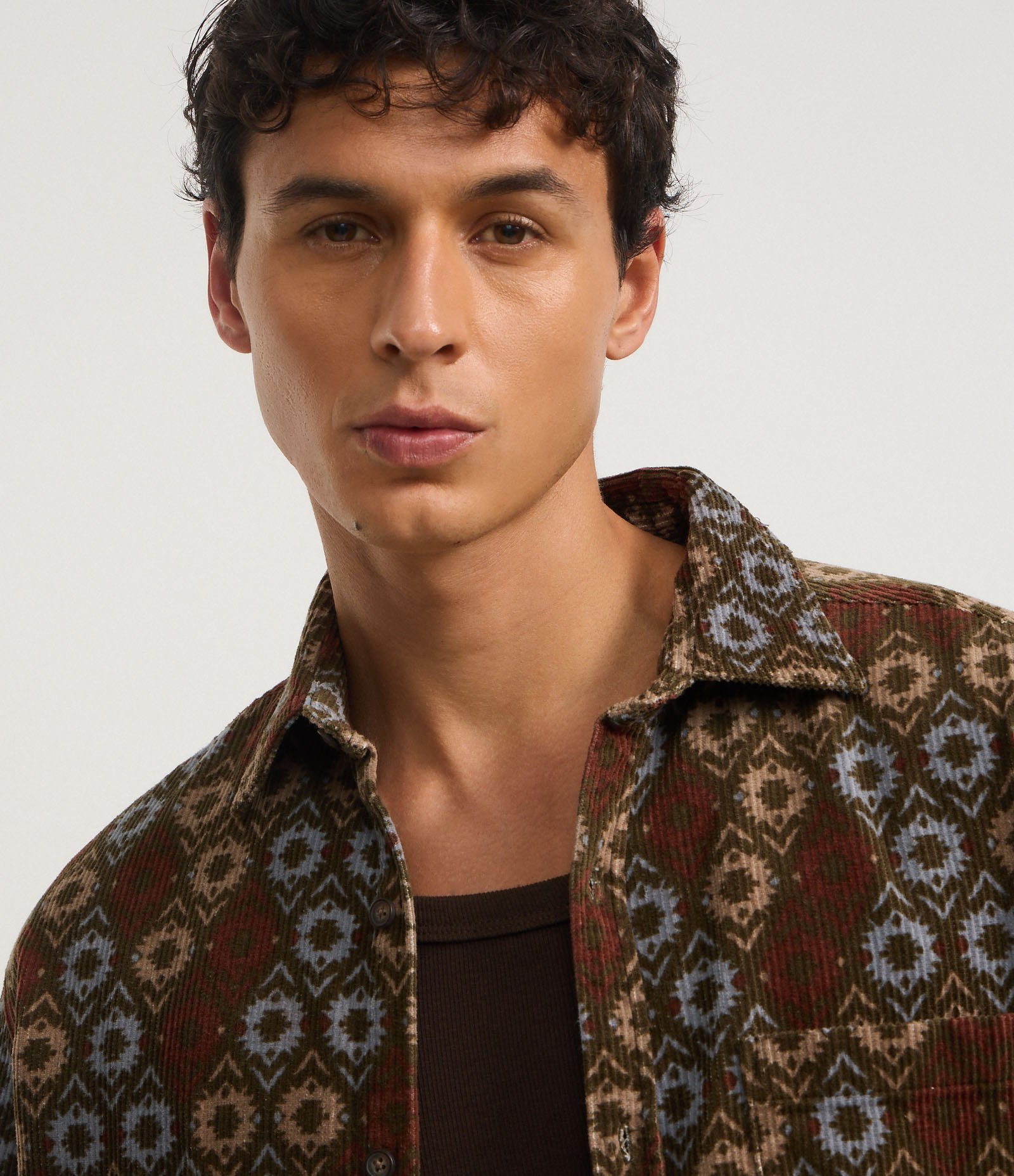 Camisa em Algodão Veludo com Estampa Geométrica Marrom 4