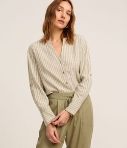 Camisa em Viscolinho com Listras em Fio Tinto e Gola Pdre