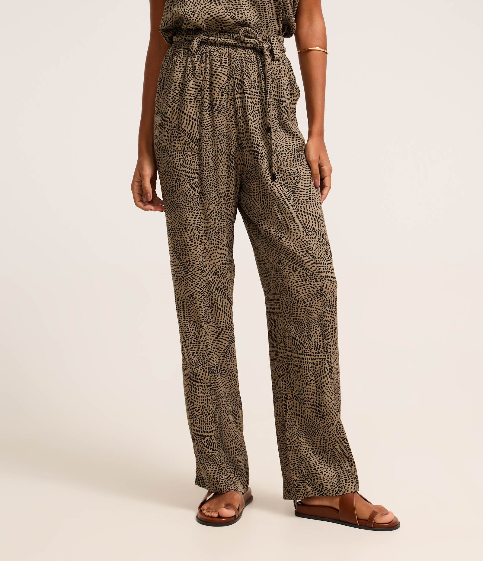 Calça Reta em Viscose com Amarração e Estampa Folhagem Verde 1