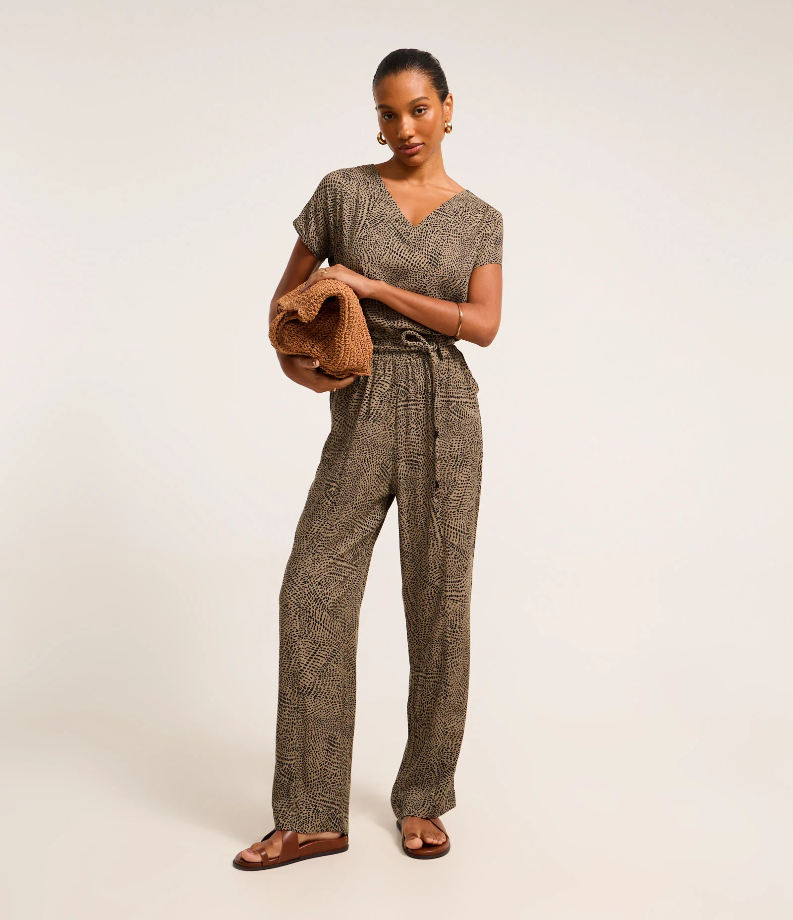 Calça Reta em Viscose com Amarração e Estampa Folhagem Verde 2