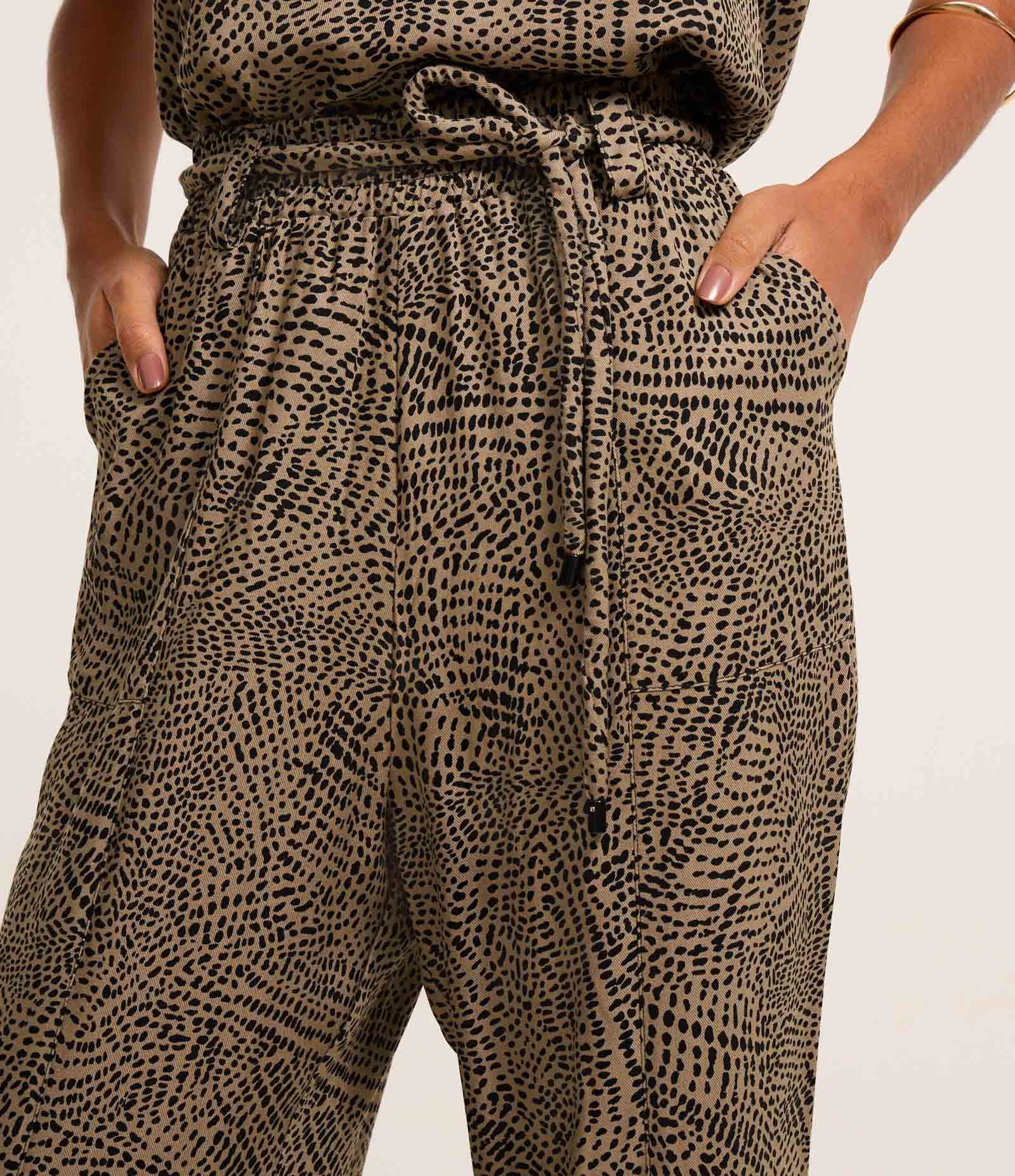 Calça Reta em Viscose com Amarração e Estampa Folhagem Verde 3