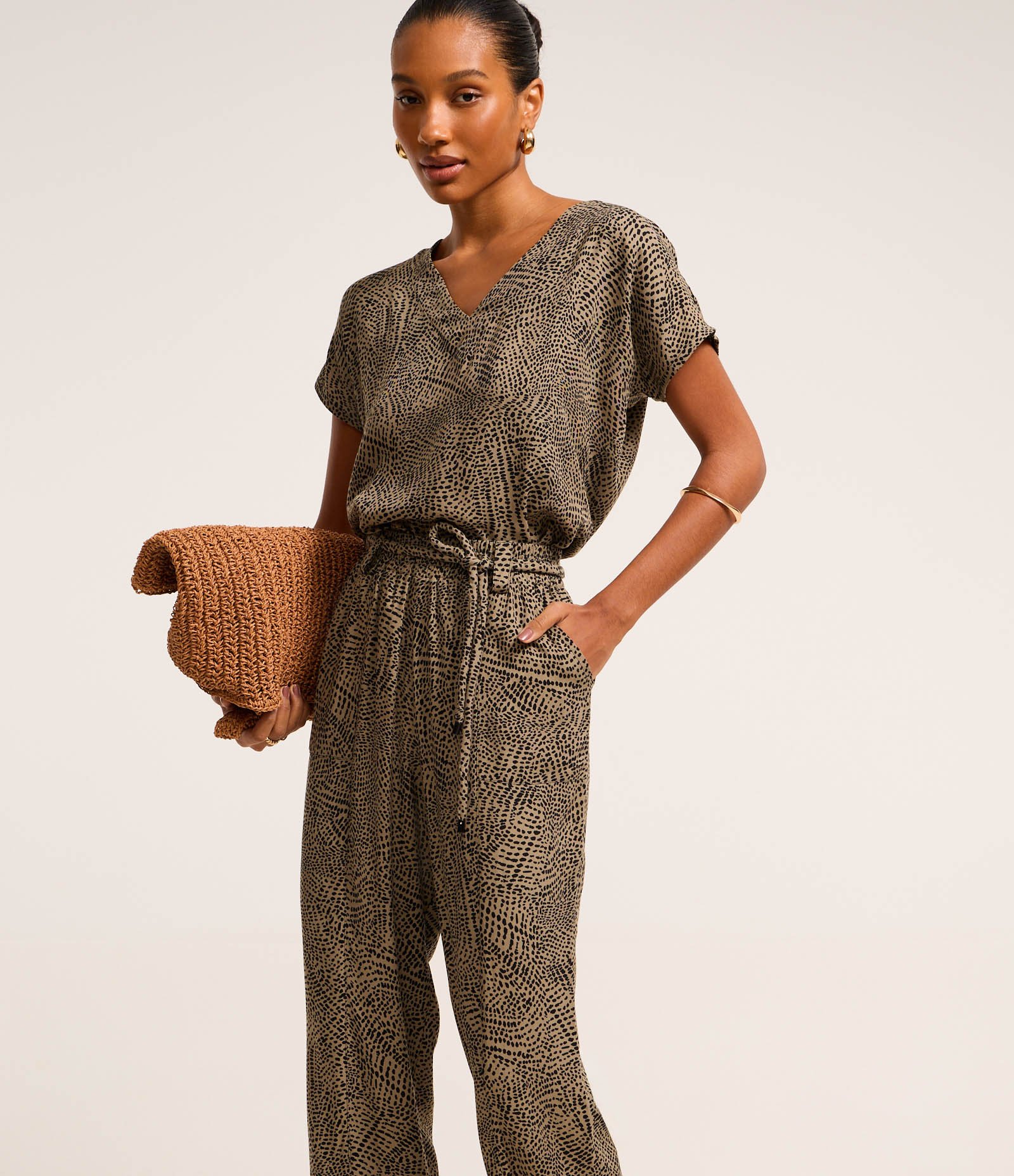 Calça Reta em Viscose com Amarração e Estampa Folhagem Verde 4