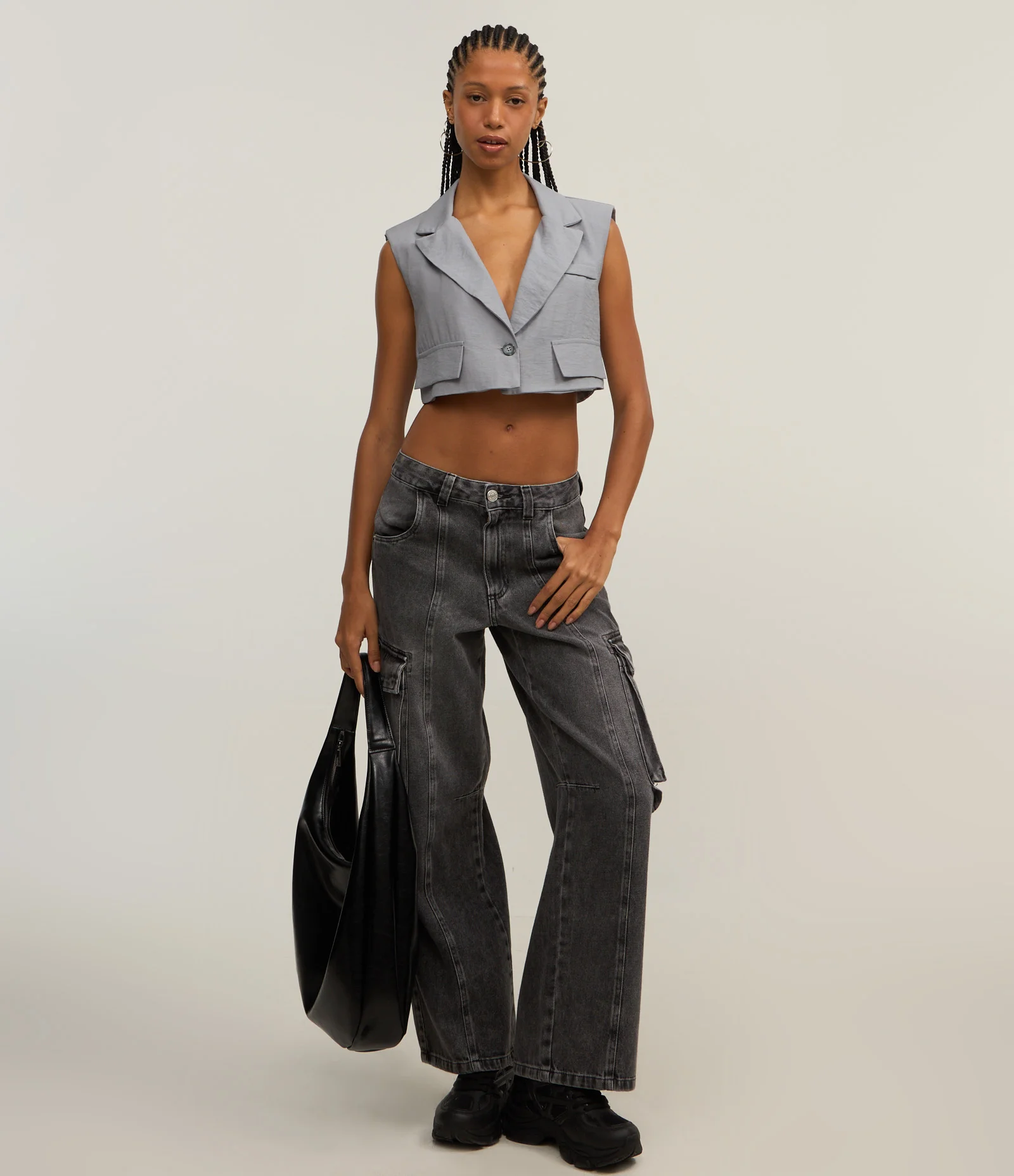 Colete Cropped Alfaiataria em Viscose com Gola Blazer e Lapelas Cinza 2