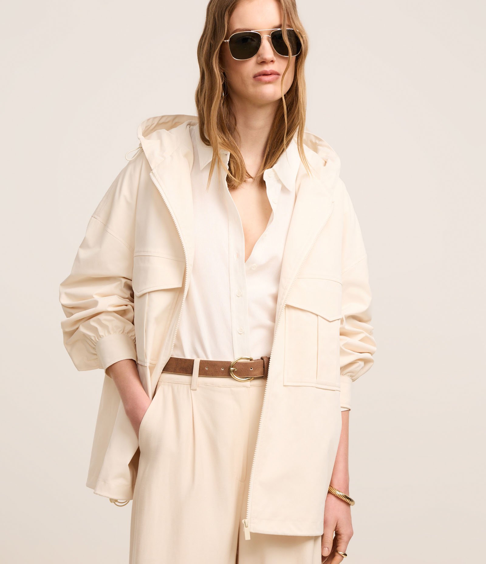 Jaqueta Oversized com Ajustador no Capuz e Bolsos Cargo Off White 1