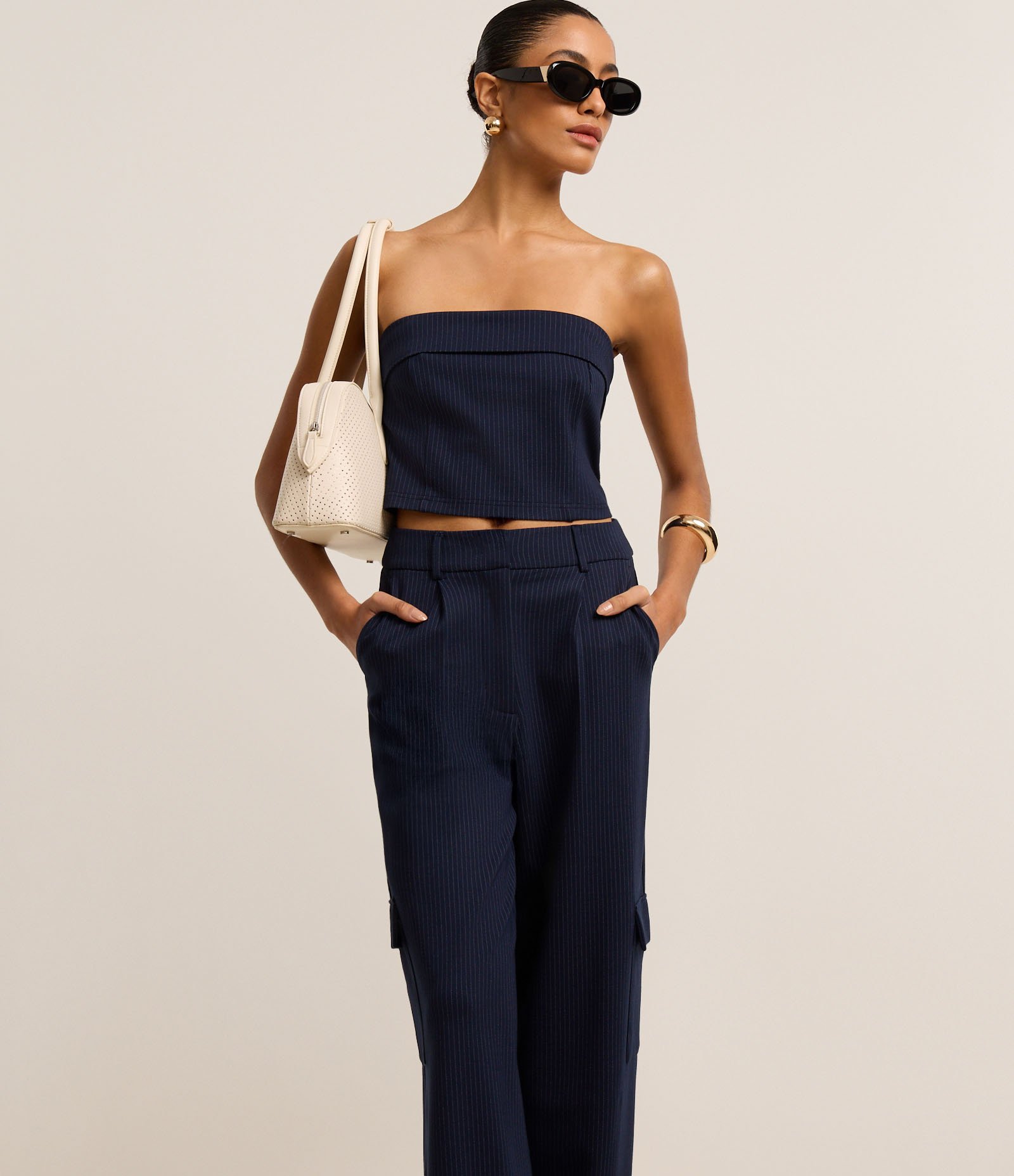 Calça Reta Cintura Baixa em Ponto Roma com Listras de Fio Tinto Azul Marinho 3