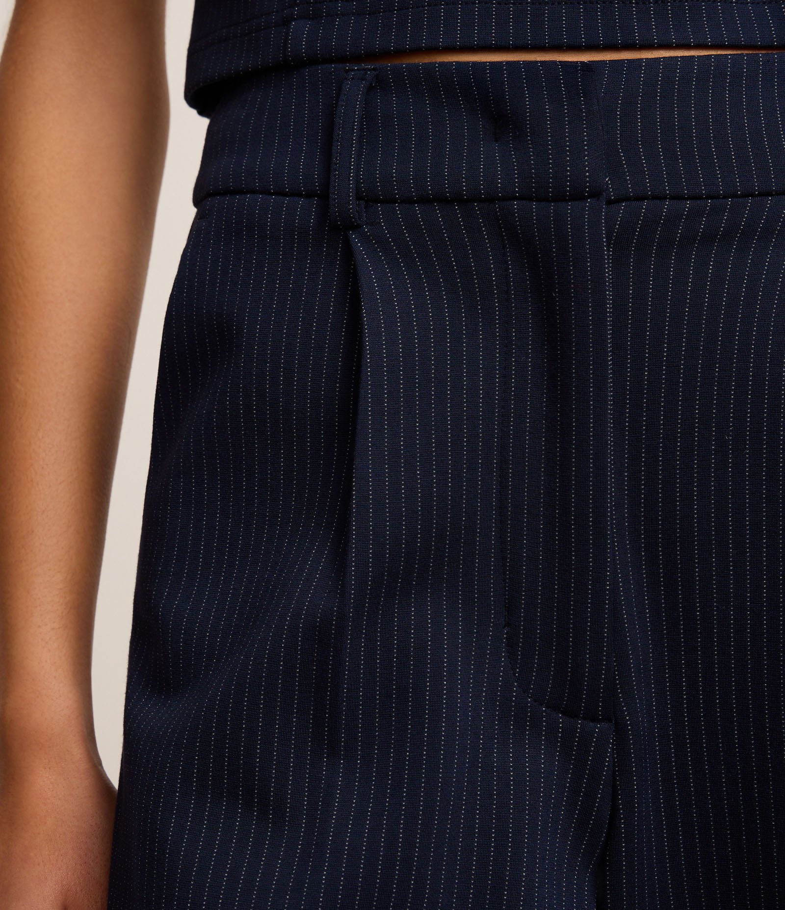 Calça Reta Cintura Baixa em Ponto Roma com Listras de Fio Tinto Azul Marinho 5