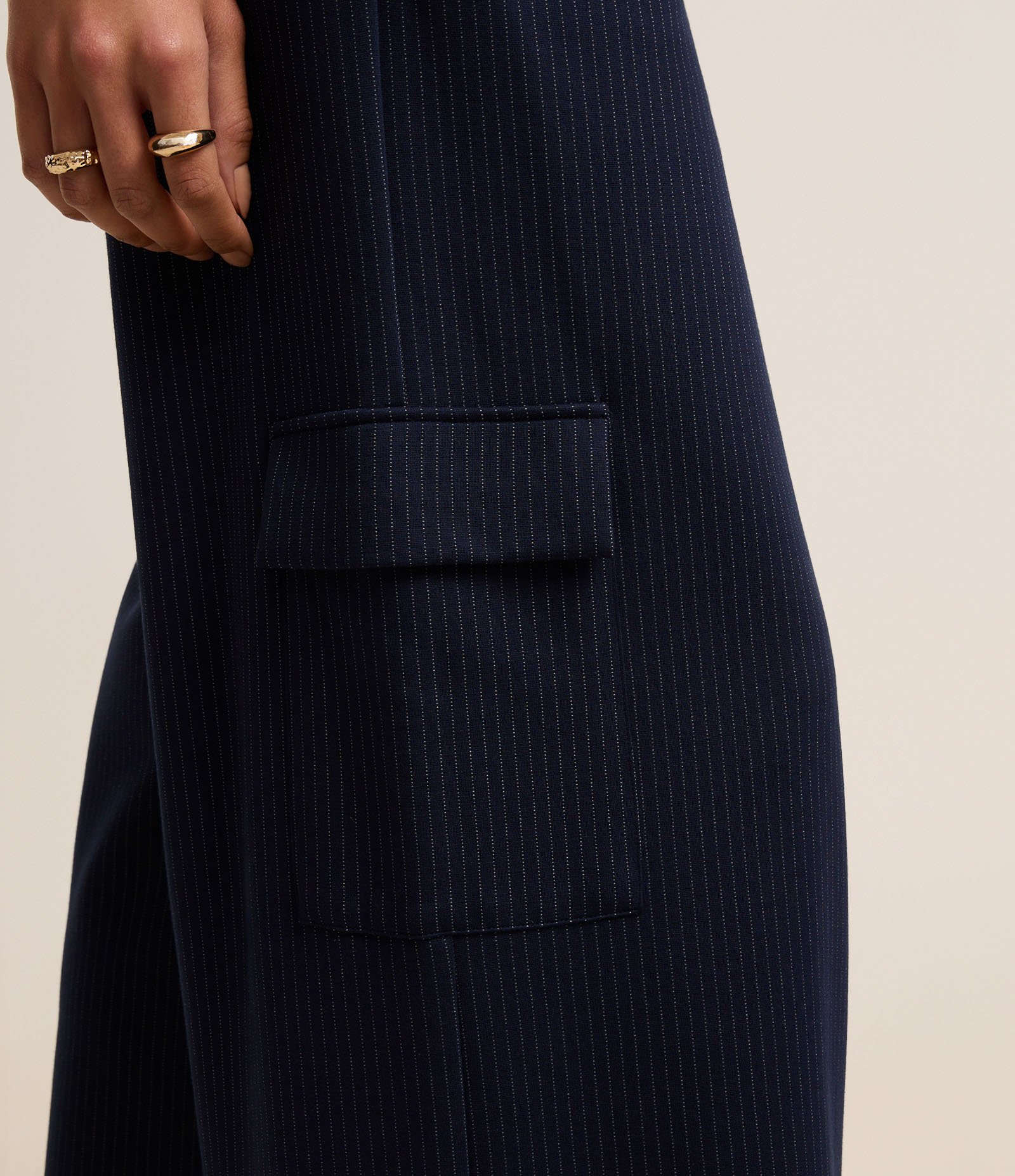 Calça Reta Cintura Baixa em Ponto Roma com Listras de Fio Tinto Azul Marinho 6