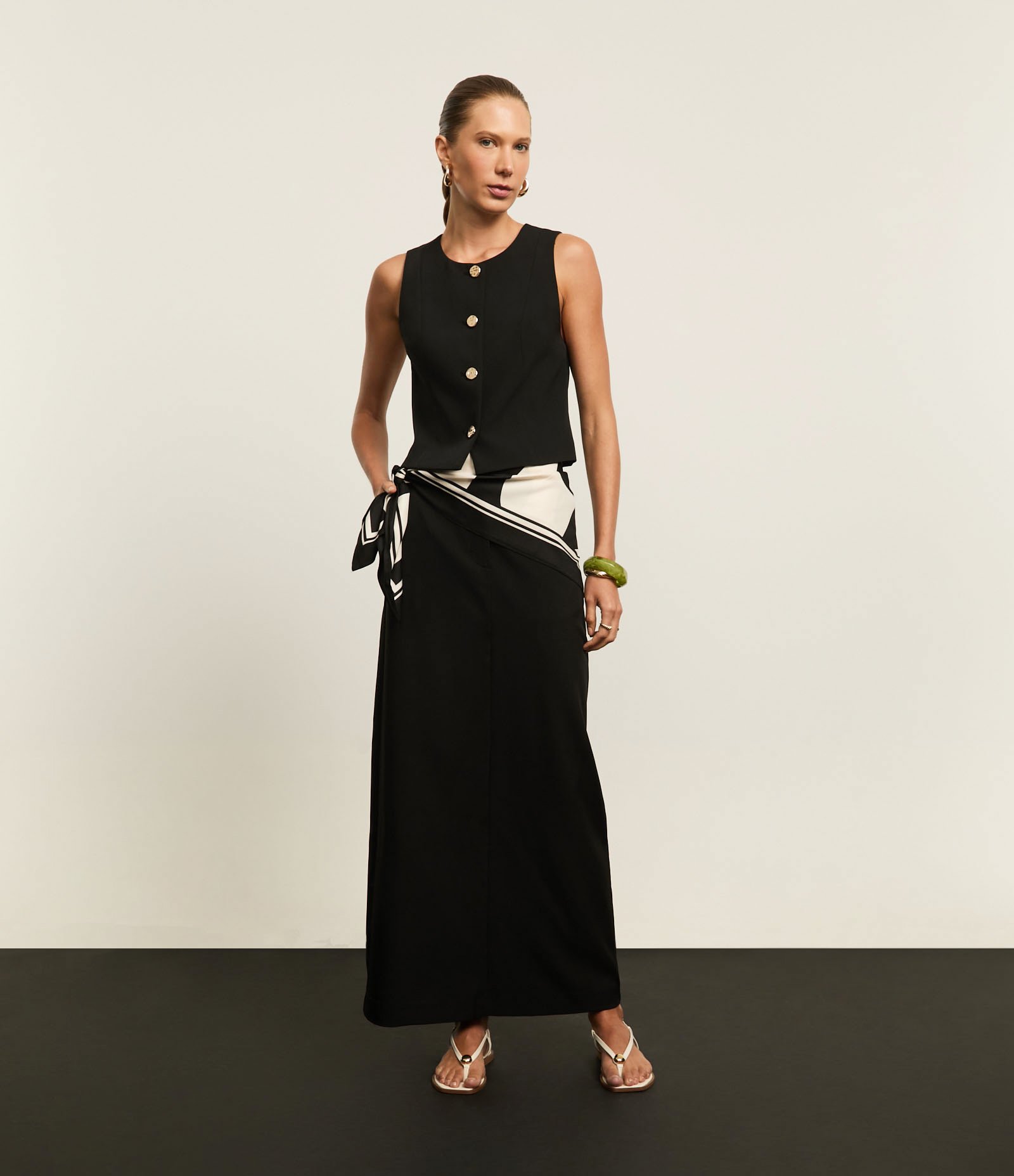 Colete Alfaiatado com Gola Redonda e Botões Metalizados Preto 2