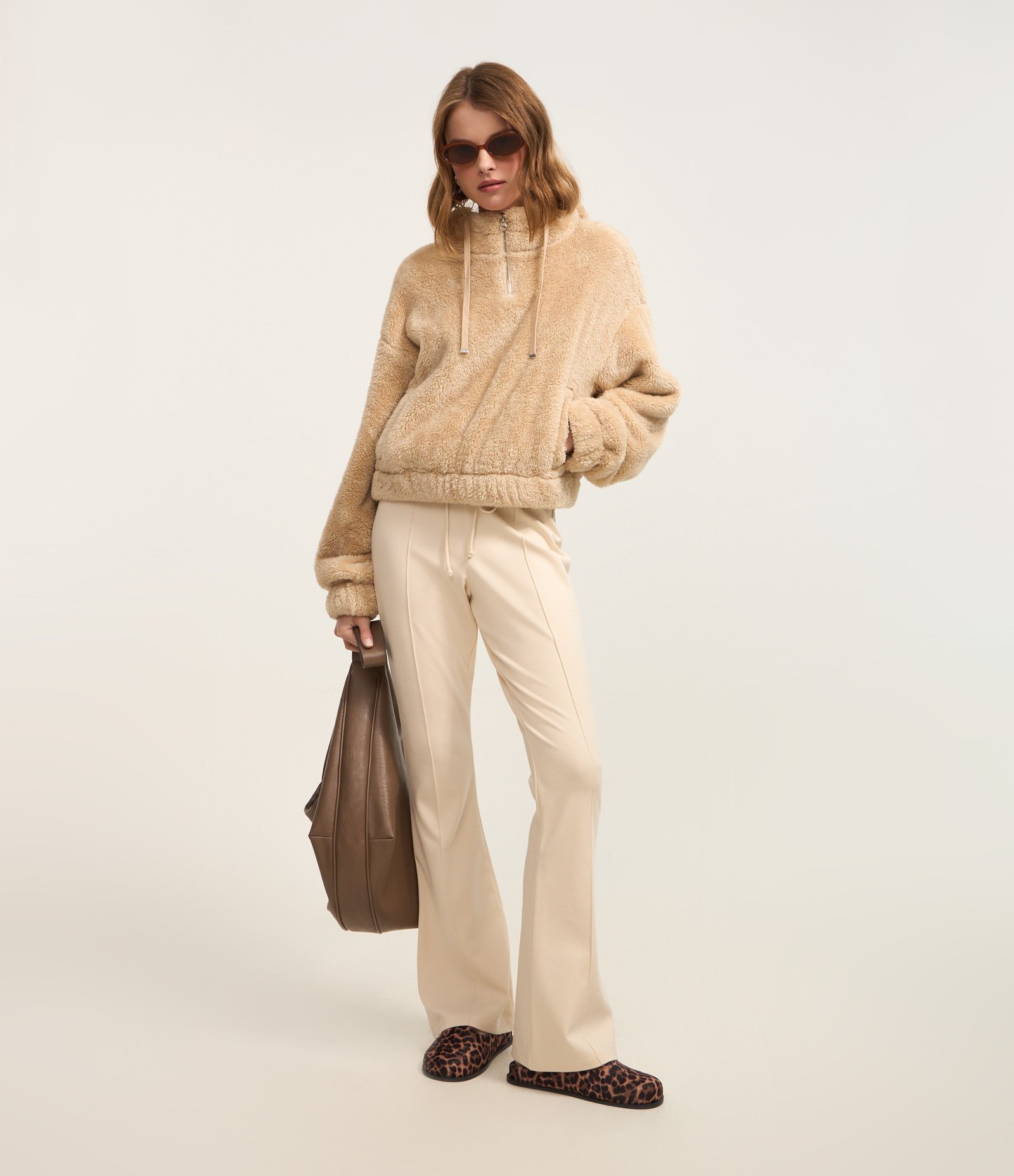Calça Flare Alfaiataria em Viscose com Amarração Off White 1