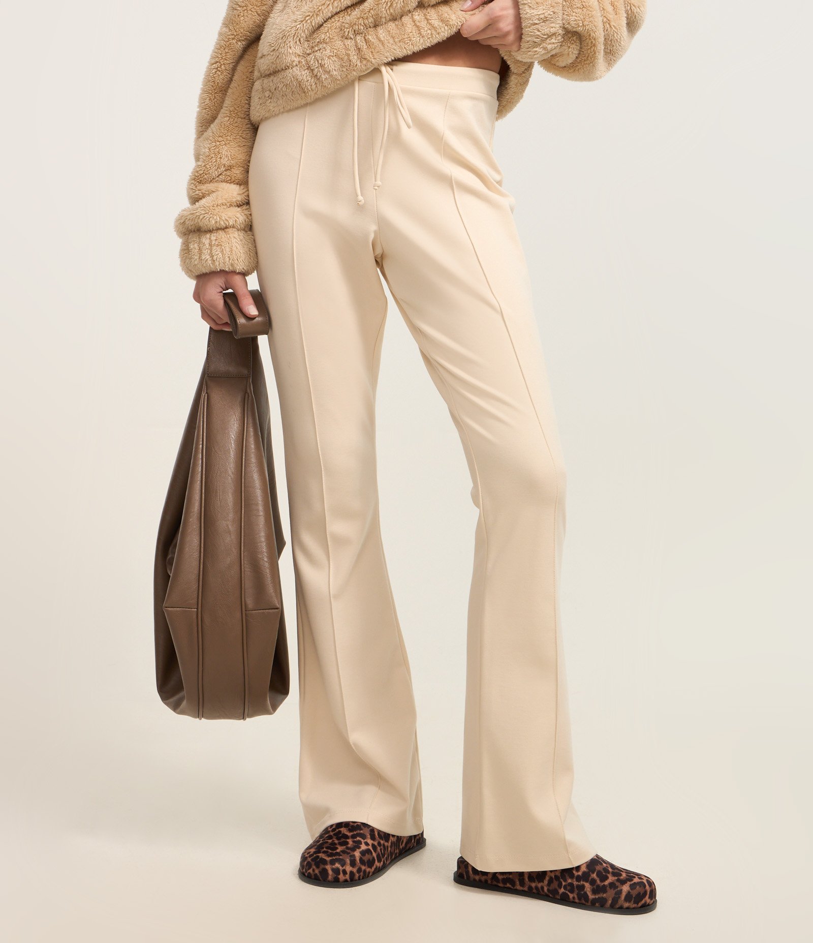 Calça Flare Alfaiataria em Viscose com Amarração Off White 3