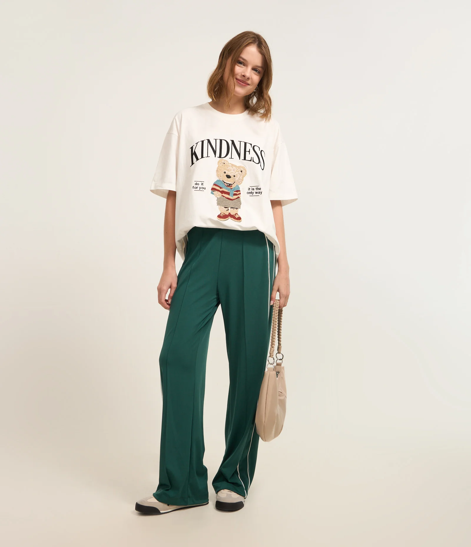 Calça Reta em Helanca e Friso Contrastante nas Laterais Verde 2