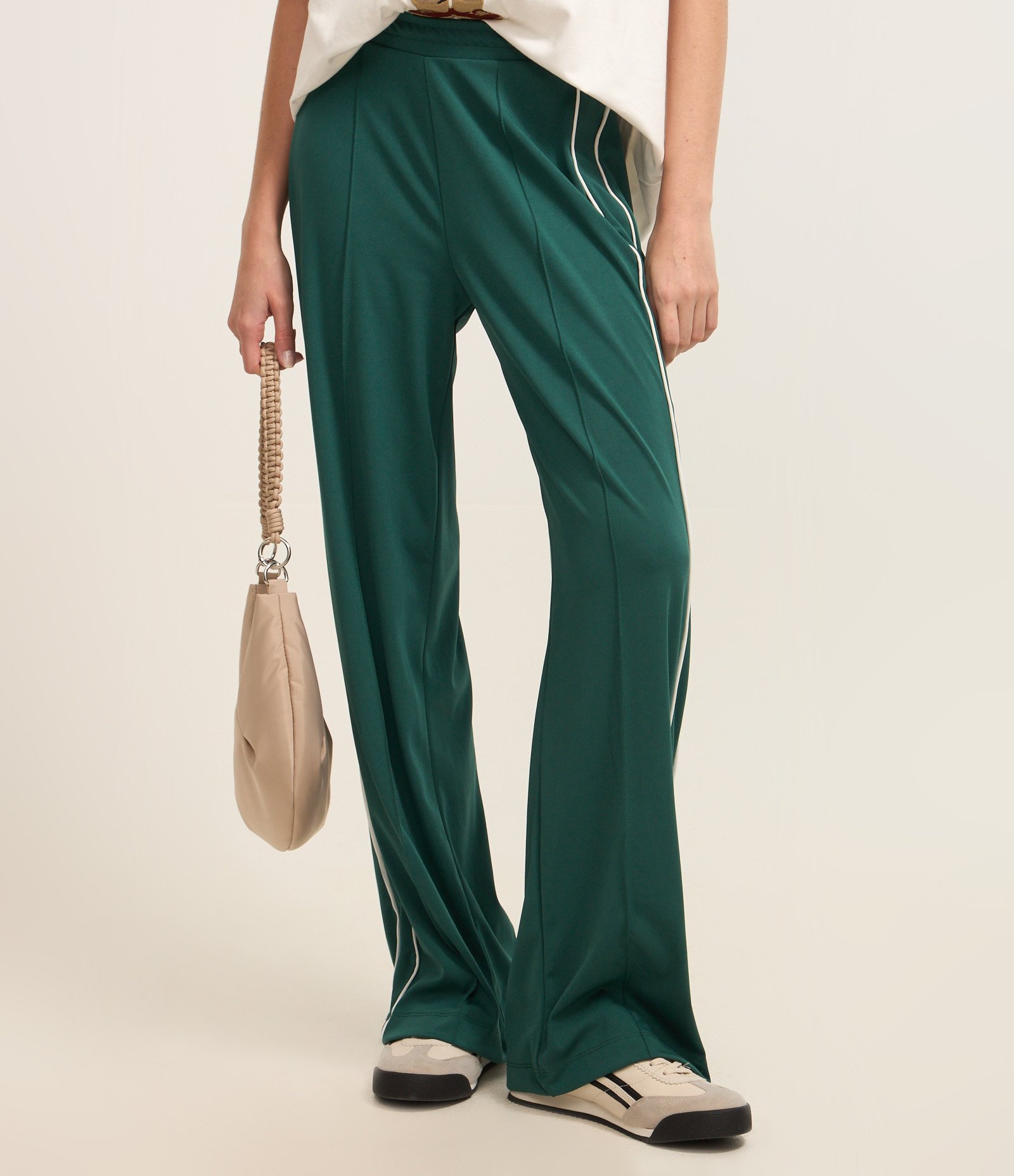 Calça Reta em Helanca e Friso Contrastante nas Laterais Verde 4