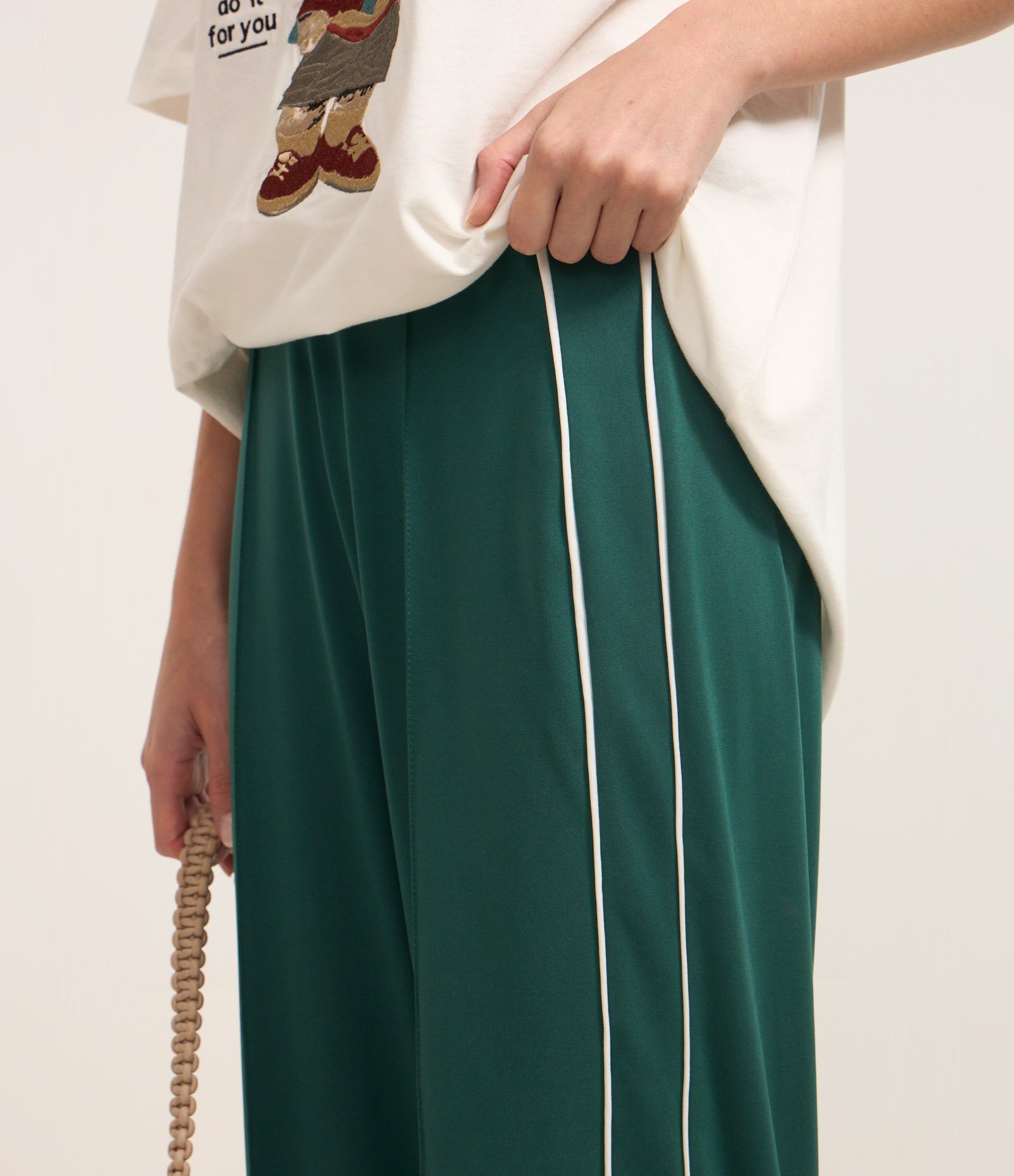 Calça Reta em Helanca e Friso Contrastante nas Laterais Verde 5