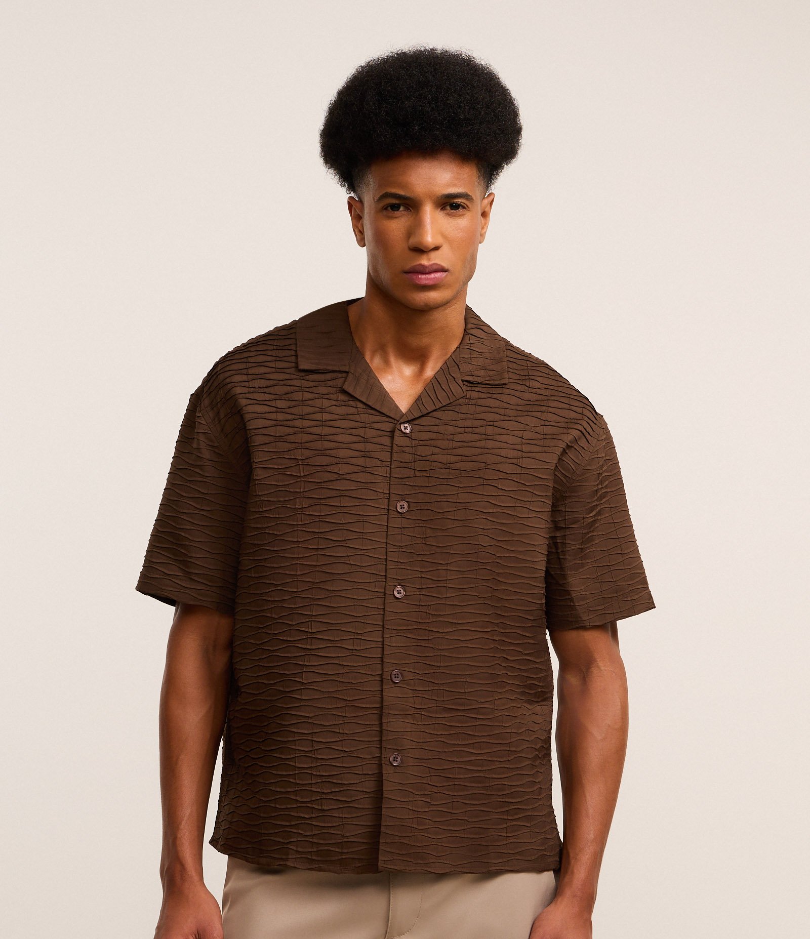 Camisa Boxy com Textura Bowling e Abotoamento Frontal Marrom 1