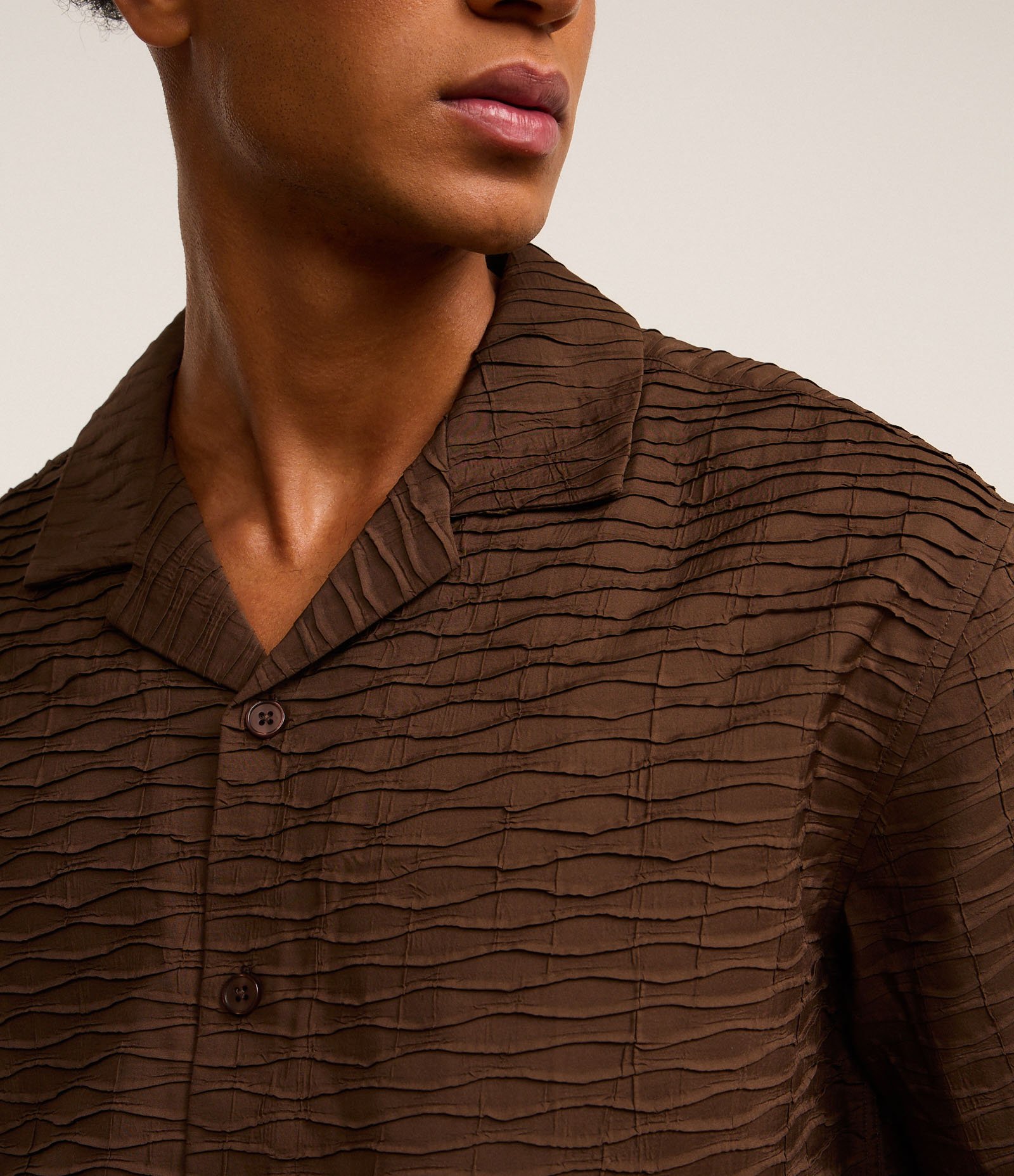 Camisa Boxy com Textura Bowling e Abotoamento Frontal Marrom 3