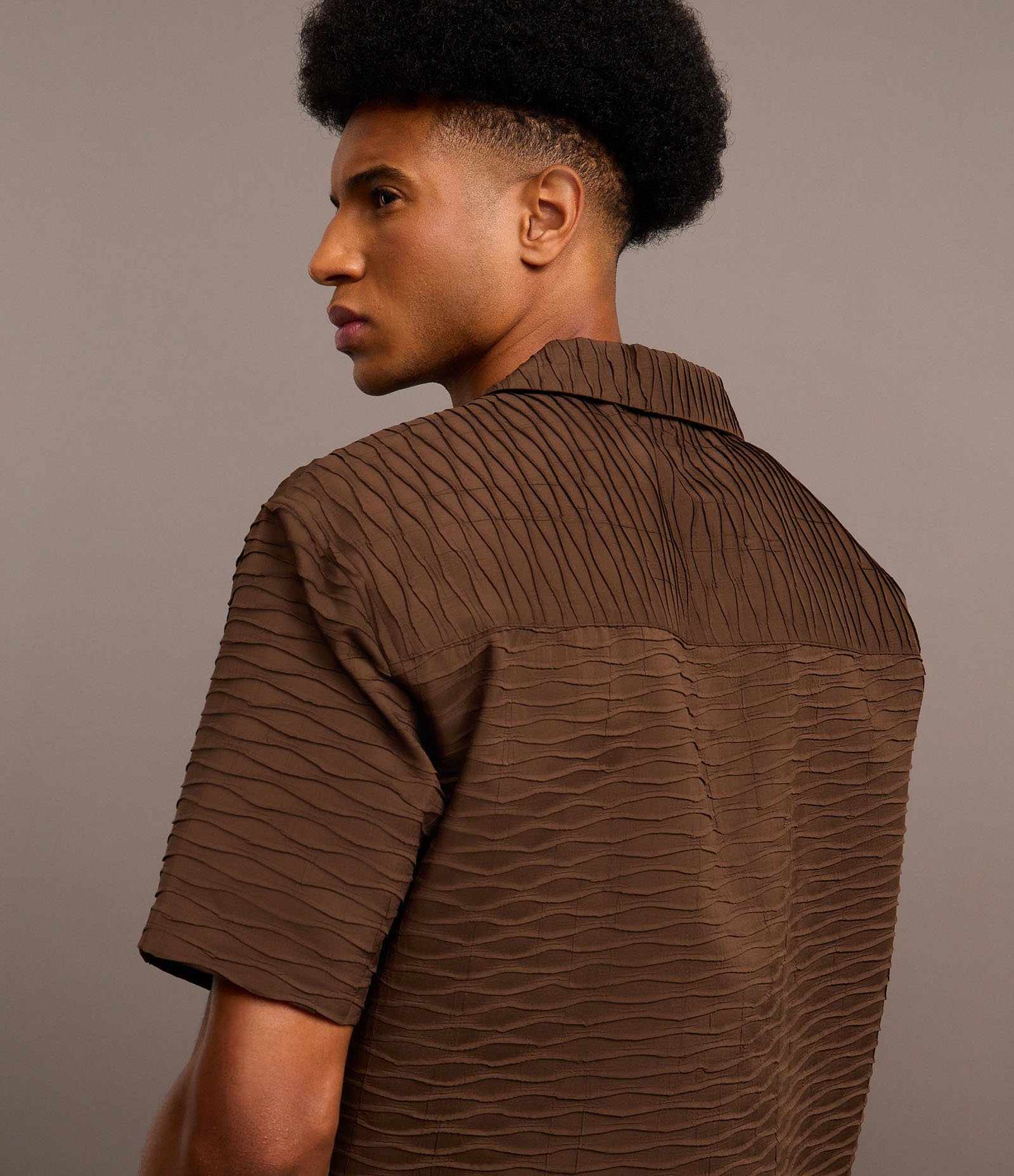 Camisa Boxy com Textura Bowling e Abotoamento Frontal Marrom 4