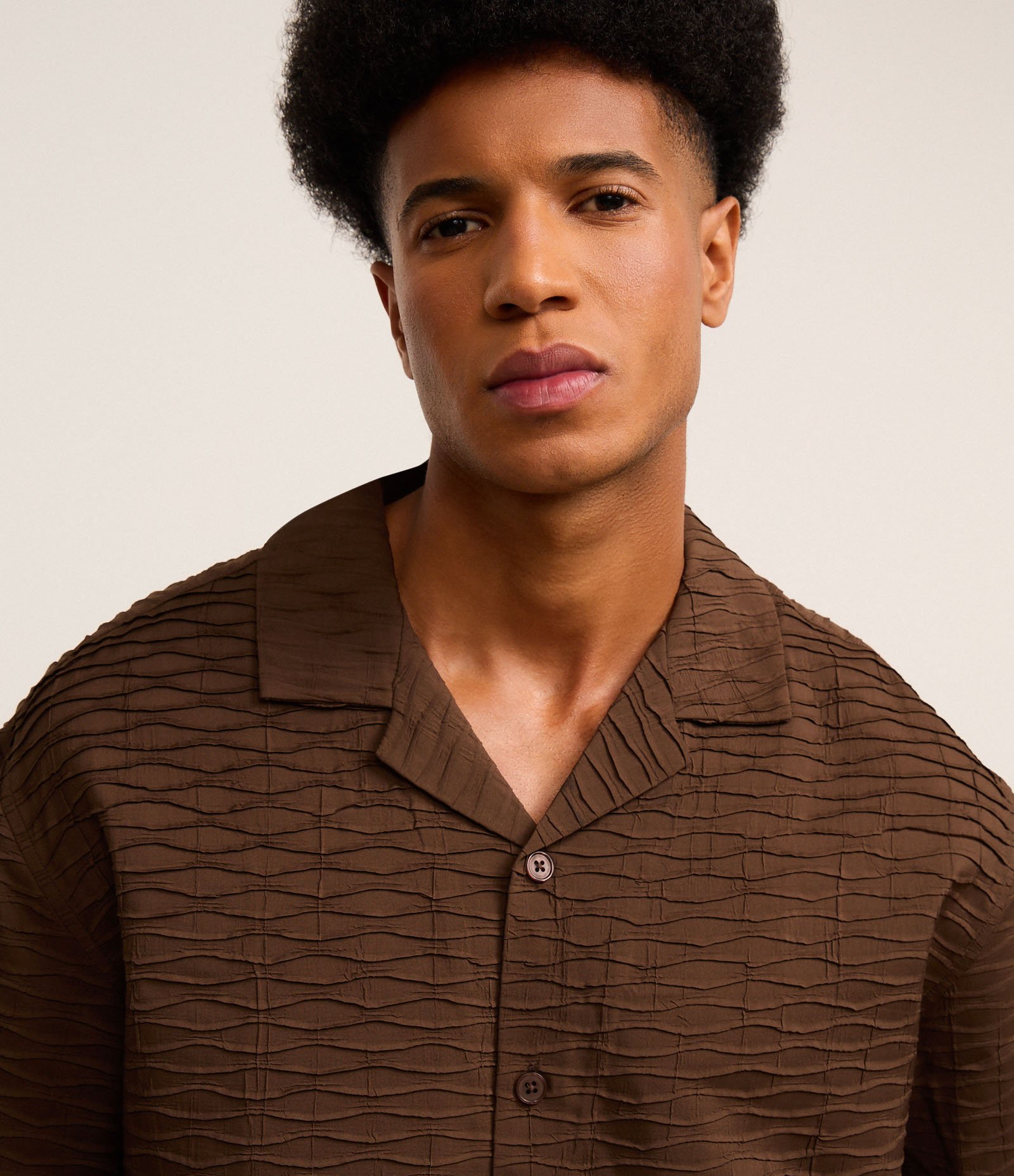 Camisa Boxy com Textura Bowling e Abotoamento Frontal Marrom 5