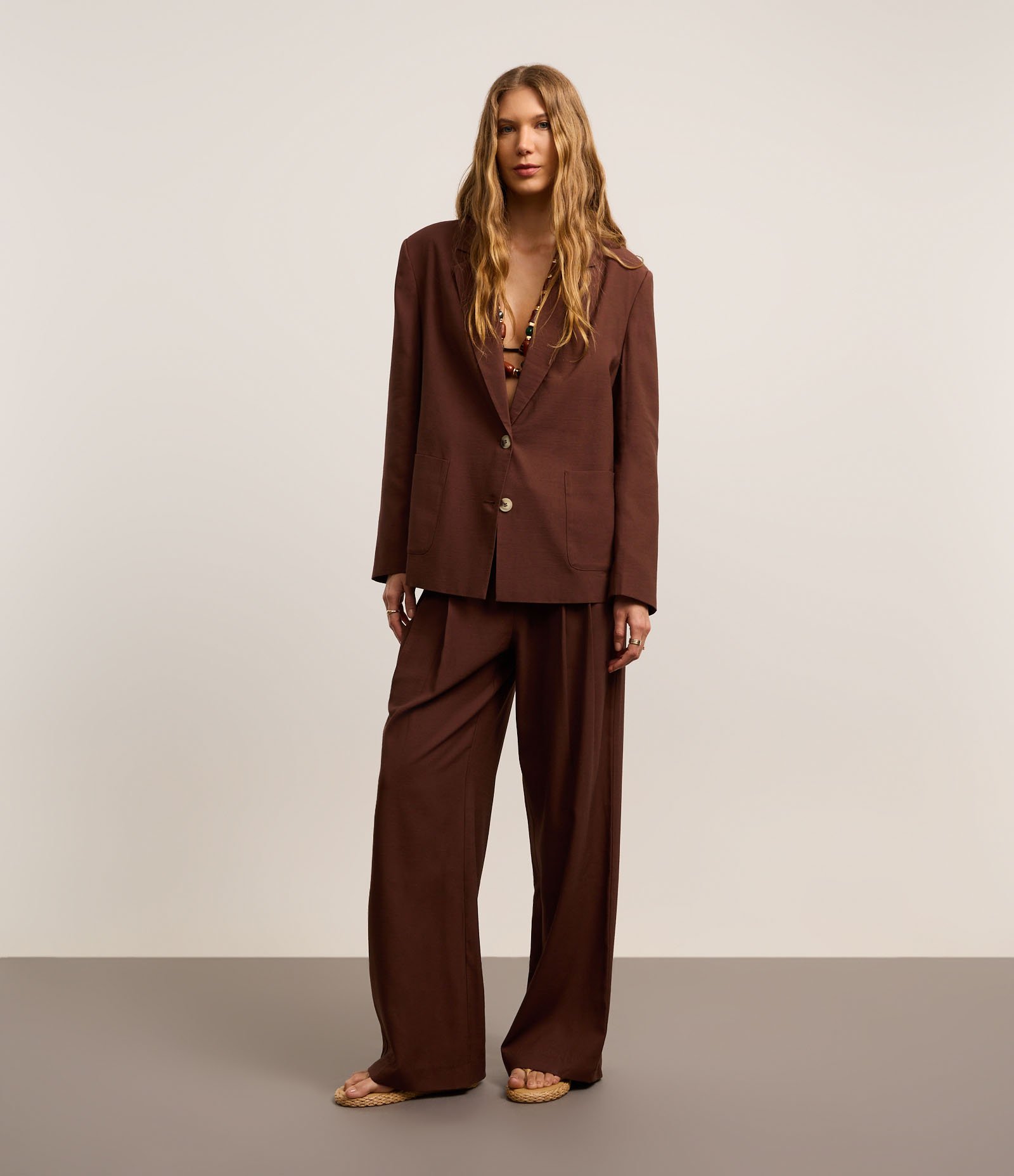 Blazer Oversized em Viscolinho com Botões e Bolsos Marrom 6