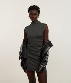 Vestido Curto em Jacquard Espinha de Peixe e Golinha Alta